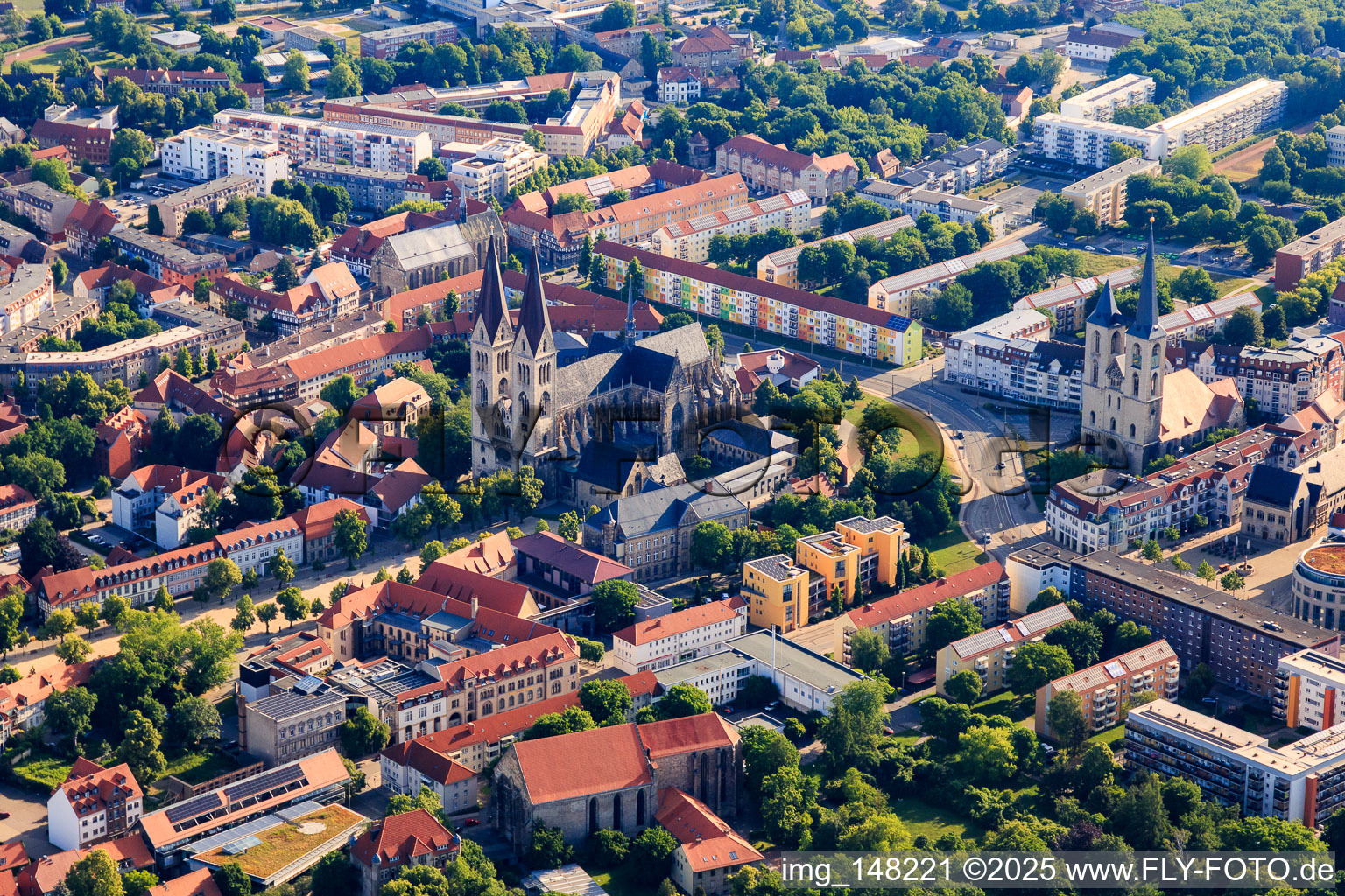 Vue aérienne de Église et cathédrale Saint-Martini et trésor de la cathédrale Halberstadt à le quartier Diocese Halberstadt in Halberstadt dans le département Saxe-Anhalt, Allemagne