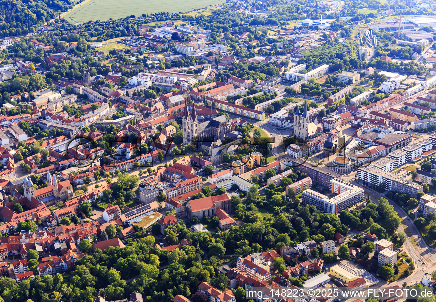 Vue aérienne de Place de la Cathédrale avec l'église Saint-Martini et la cathédrale et le trésor de la cathédrale Halberstadt à le quartier Diocese Halberstadt in Halberstadt dans le département Saxe-Anhalt, Allemagne