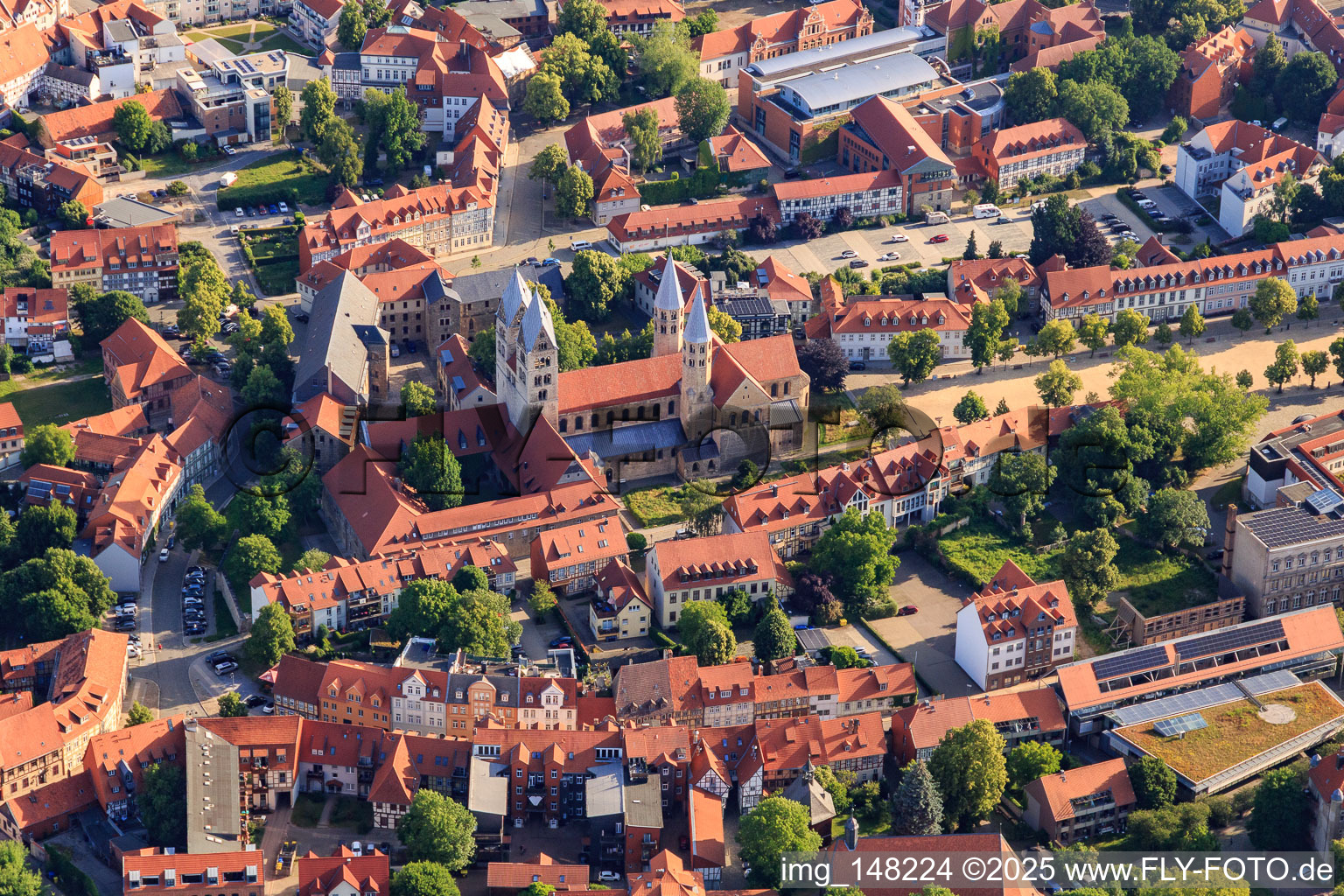 Vue aérienne de Église Notre-Dame (Église évangélique réformée) sur la place de la cathédrale à le quartier Diocese Halberstadt in Halberstadt dans le département Saxe-Anhalt, Allemagne