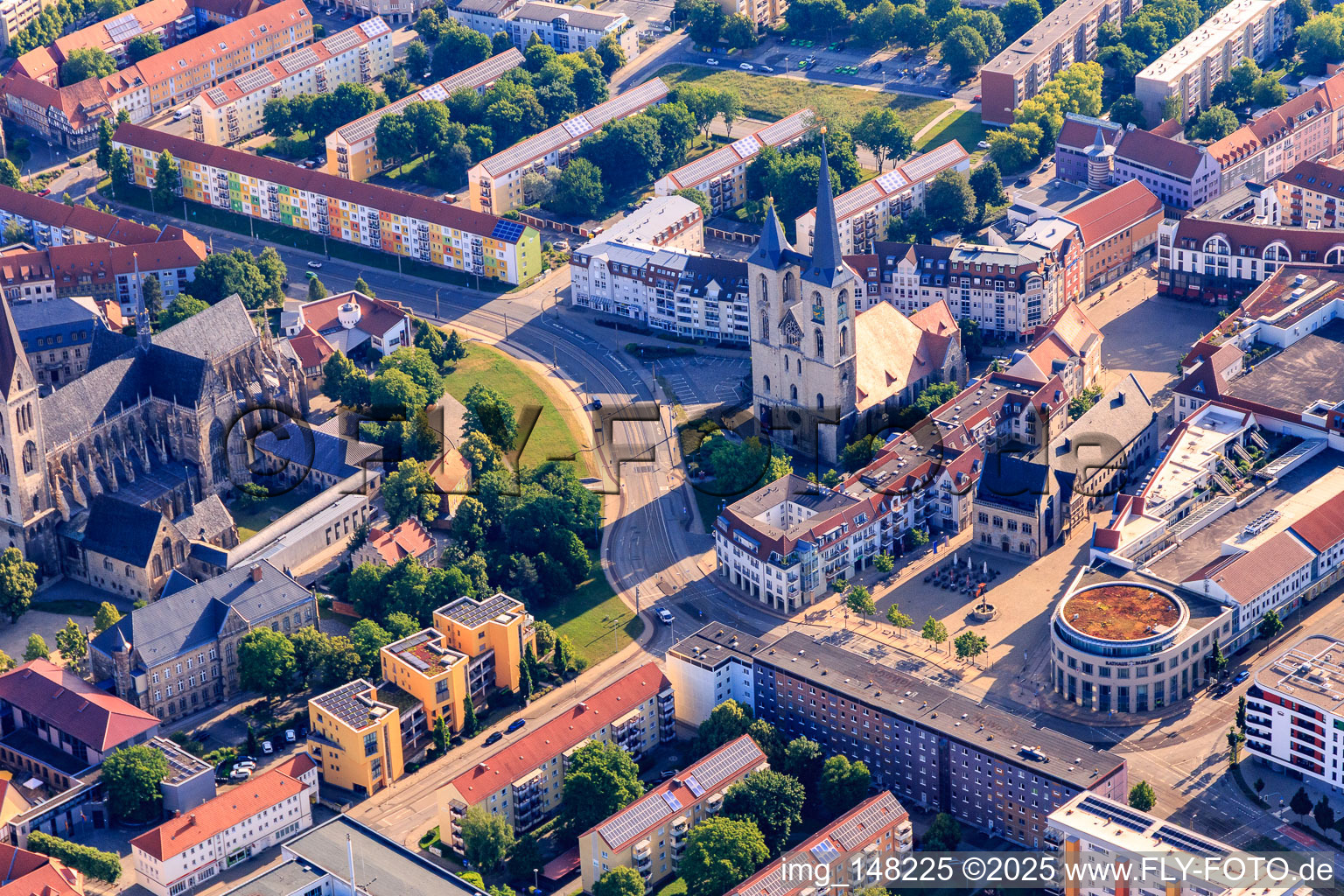 Vue aérienne de Église Saint-Martini sur Matiniplan à le quartier Diocese Halberstadt in Halberstadt dans le département Saxe-Anhalt, Allemagne