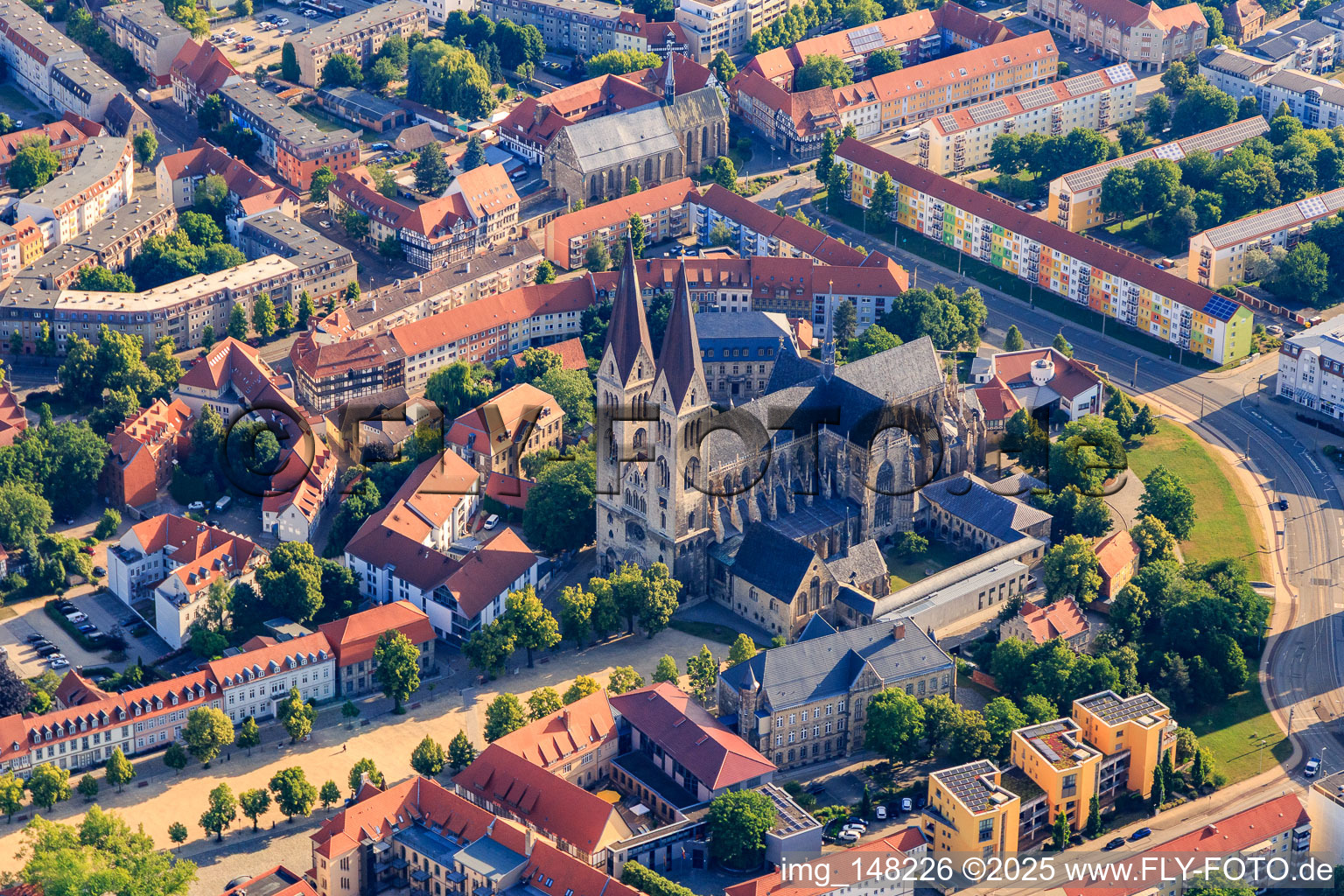 Vue aérienne de Place de la Cathédrale avec Cathédrale et Trésor de la Cathédrale Halberstadt à le quartier Diocese Halberstadt in Halberstadt dans le département Saxe-Anhalt, Allemagne