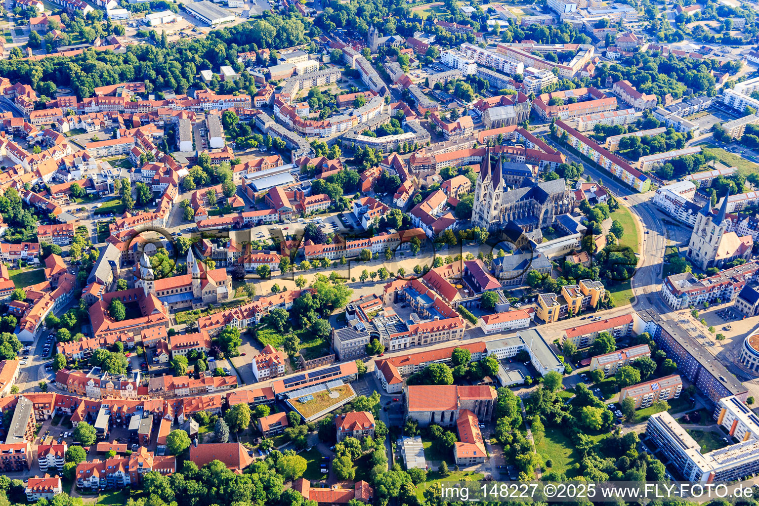 Vue aérienne de Place de la Cathédrale avec Cathédrale et Trésor de la Cathédrale Halberstadt et Église Notre-Dame (Église évangélique réformée) à le quartier Diocese Halberstadt in Halberstadt dans le département Saxe-Anhalt, Allemagne