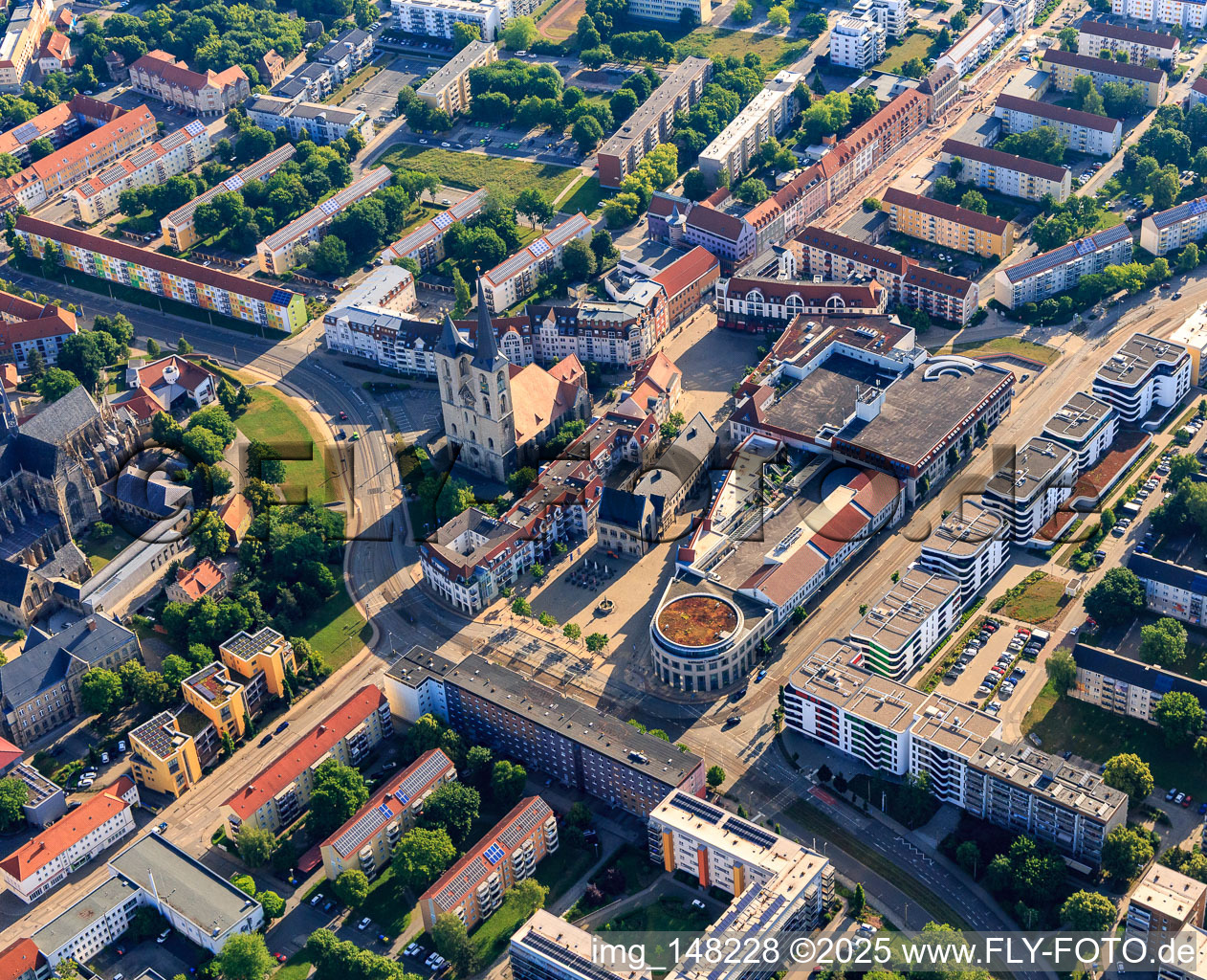 Vue aérienne de Rathauspassagen Halberstadt et église Saint-Martini sur Matiniplan à le quartier Diocese Halberstadt in Halberstadt dans le département Saxe-Anhalt, Allemagne