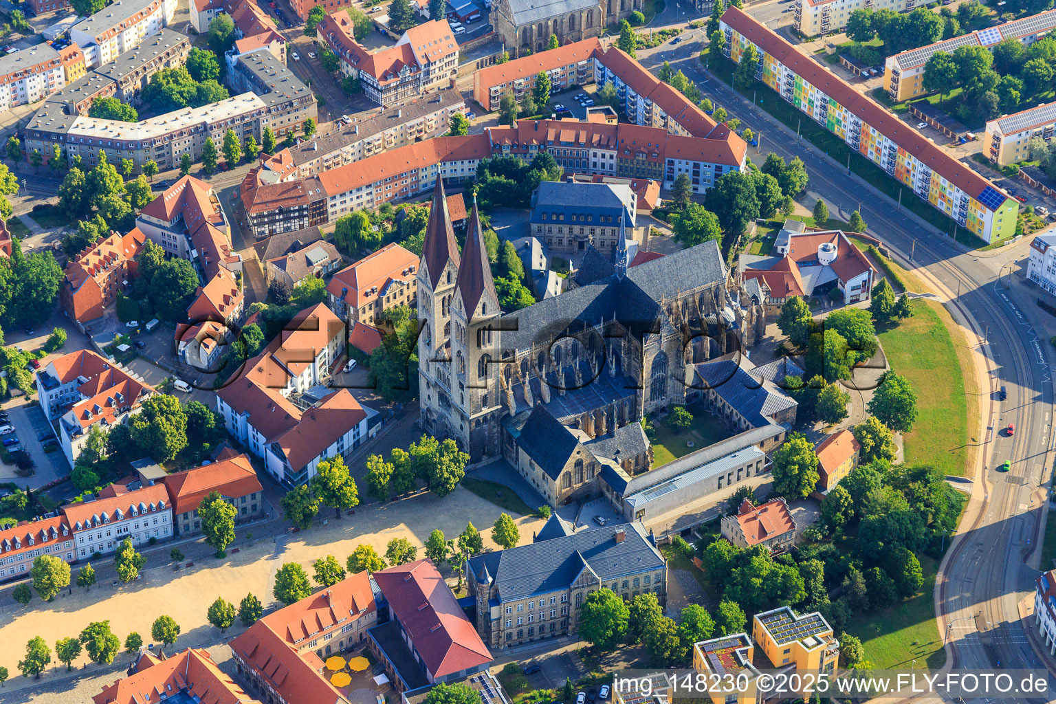 Vue aérienne de Place de la Cathédrale avec Cathédrale et Trésor de la Cathédrale Halberstadt à le quartier Diocese Halberstadt in Halberstadt dans le département Saxe-Anhalt, Allemagne
