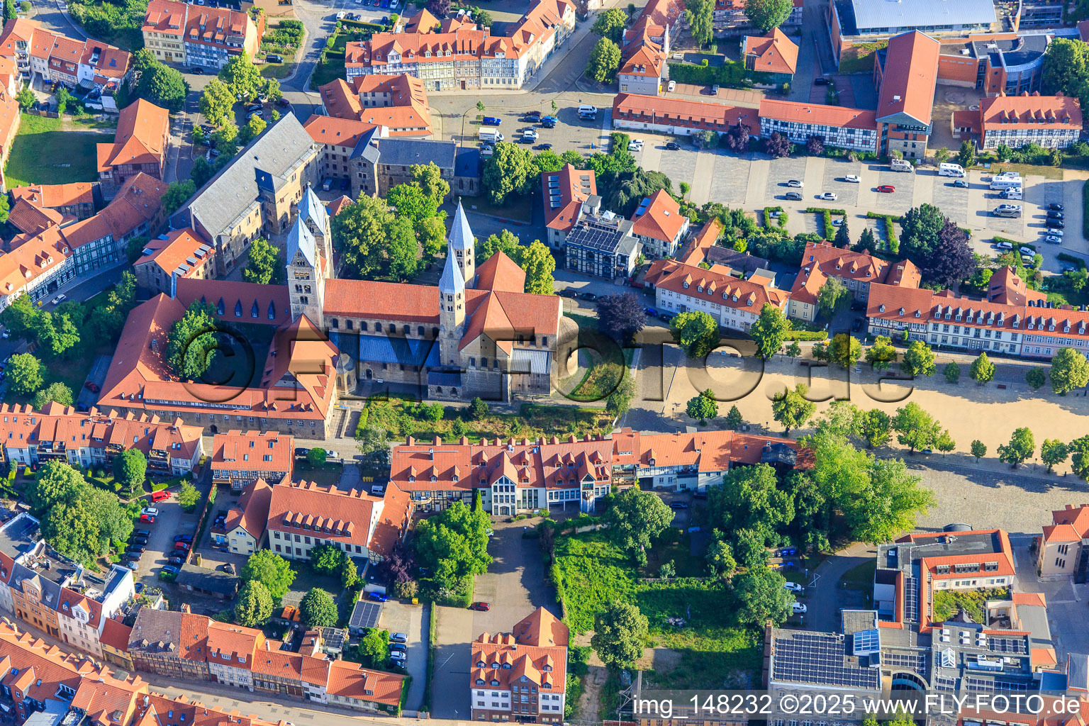 Vue oblique de Église Notre-Dame (Église évangélique réformée) sur la place de la cathédrale à le quartier Diocese Halberstadt in Halberstadt dans le département Saxe-Anhalt, Allemagne