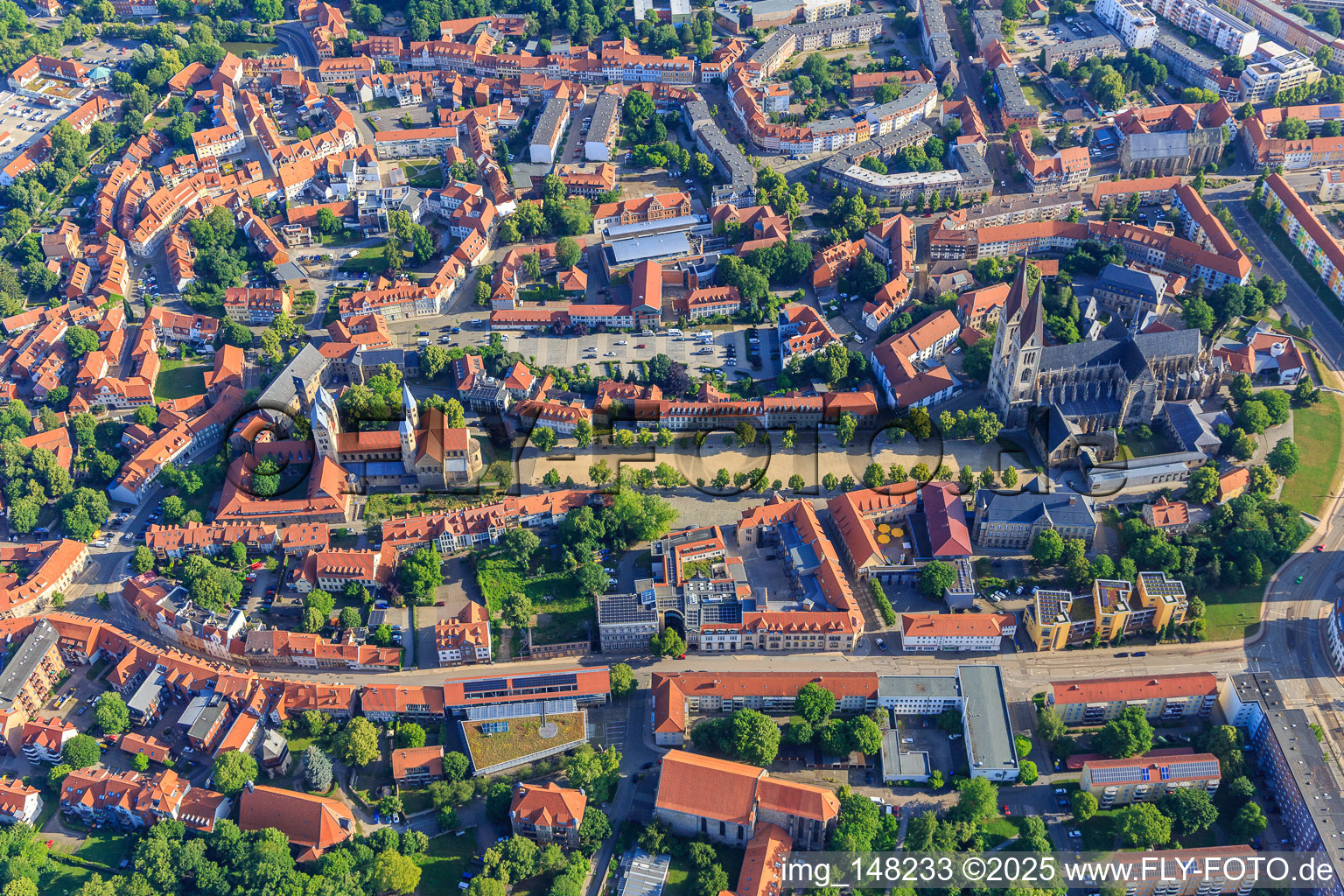 Vue aérienne de Place de la Cathédrale avec Cathédrale et Trésor de la Cathédrale Halberstadt et Église Notre-Dame (Église évangélique réformée) à le quartier Diocese Halberstadt in Halberstadt dans le département Saxe-Anhalt, Allemagne
