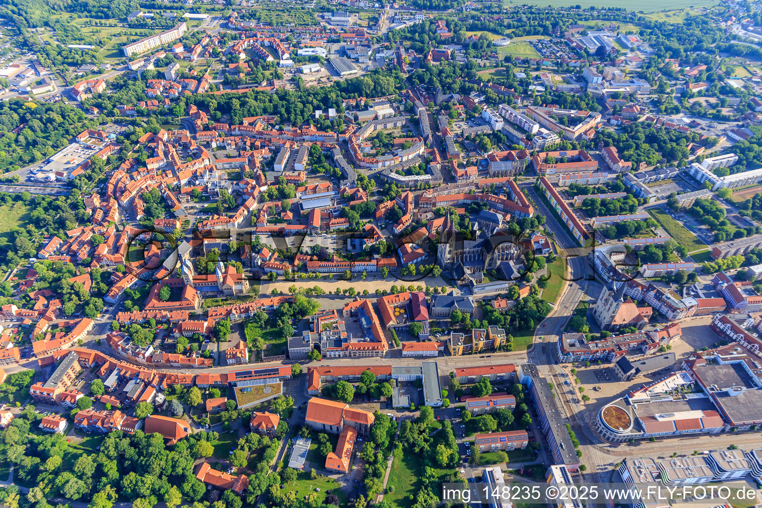 Photographie aérienne de Place de la Cathédrale avec Cathédrale et Trésor de la Cathédrale Halberstadt et Église Notre-Dame (Église évangélique réformée) à le quartier Diocese Halberstadt in Halberstadt dans le département Saxe-Anhalt, Allemagne