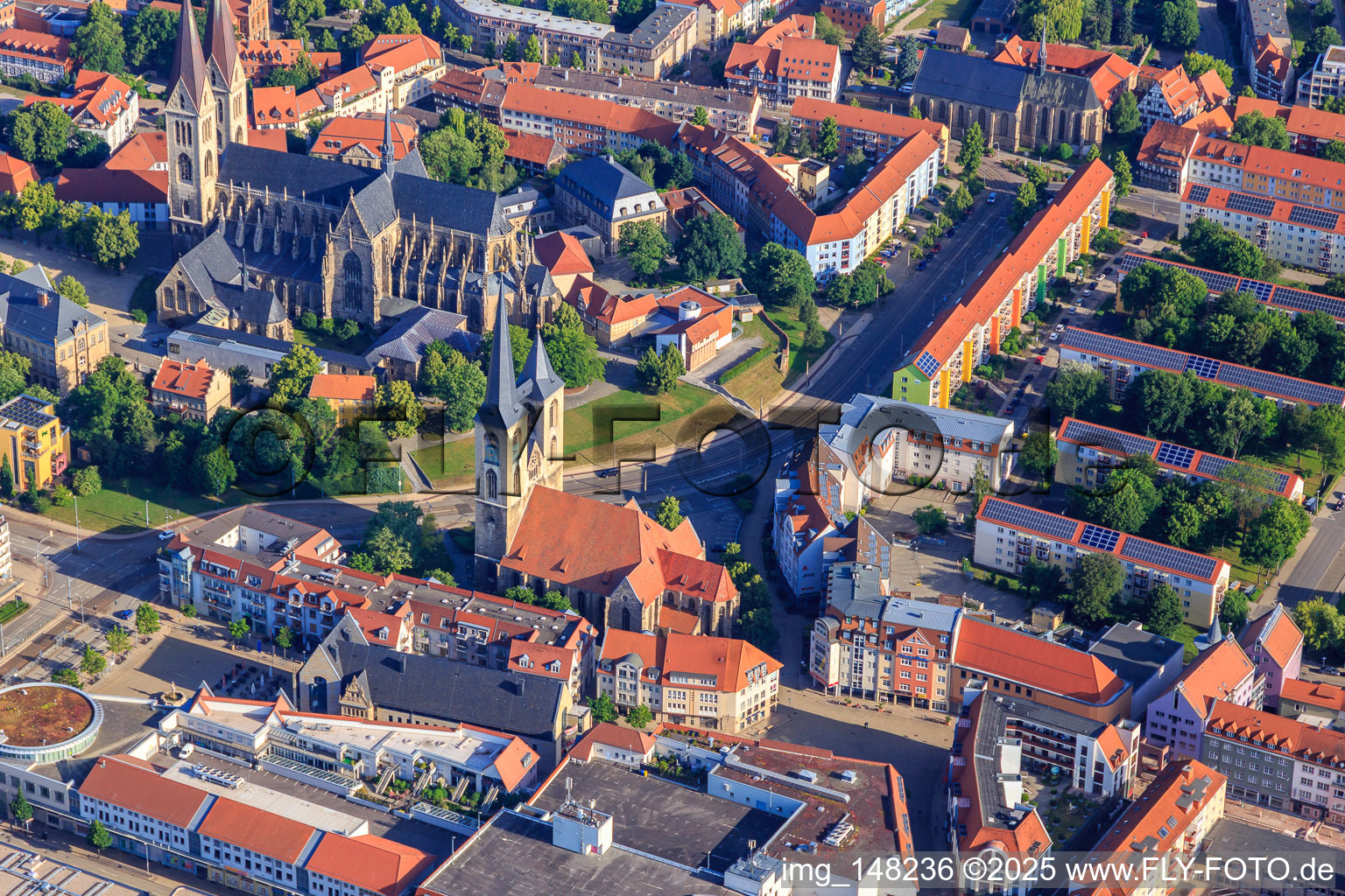 Vue aérienne de Marché aux poissons et église Saint-Martini sur Matiniplan à le quartier Diocese Halberstadt in Halberstadt dans le département Saxe-Anhalt, Allemagne