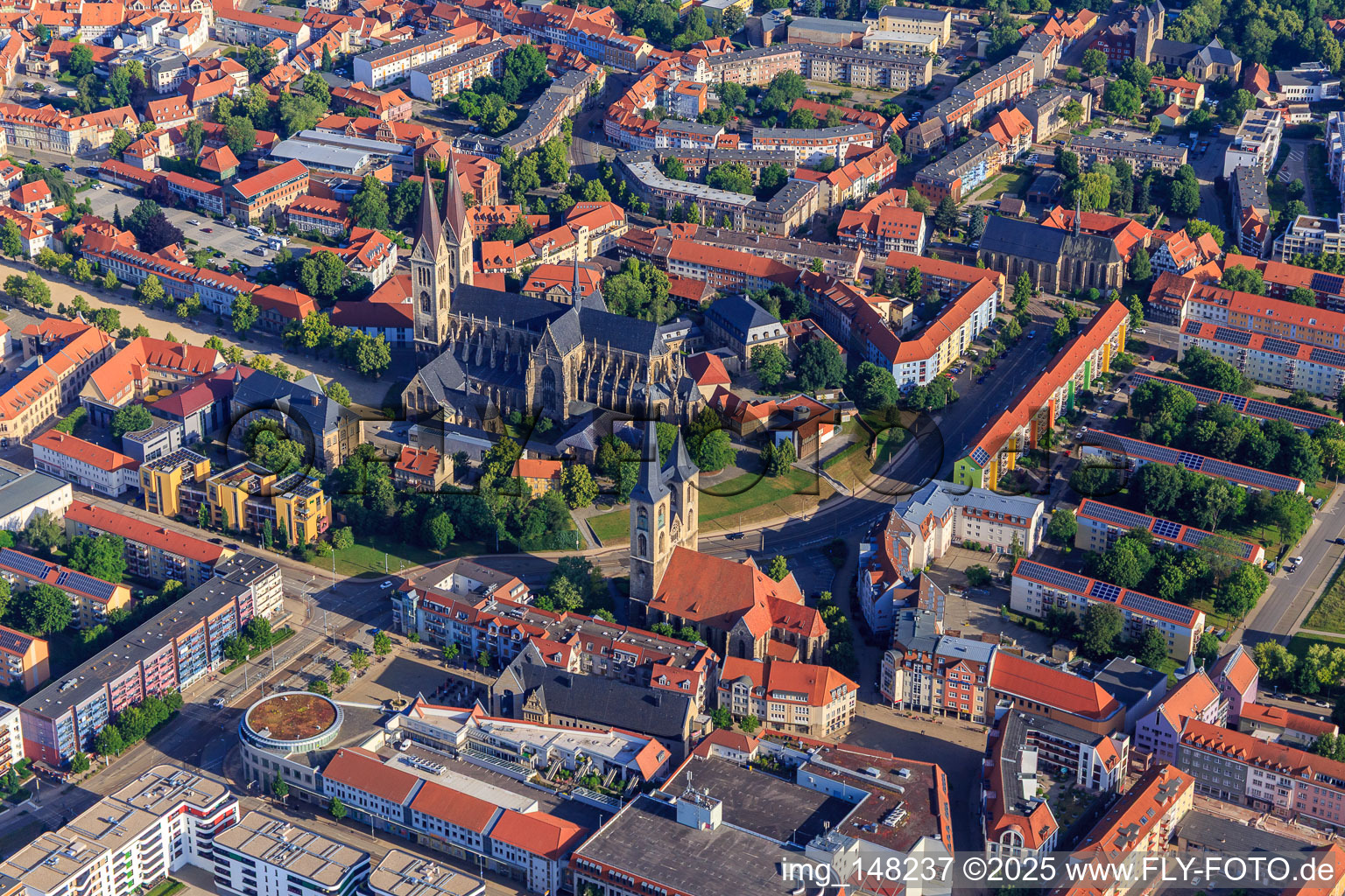 Vue aérienne de Hoher Weg x Marché aux poissons avec l'église Saint-Martini sur Matiniplan, la cathédrale et le trésor de la cathédrale Halberstadt à le quartier Diocese Halberstadt in Halberstadt dans le département Saxe-Anhalt, Allemagne