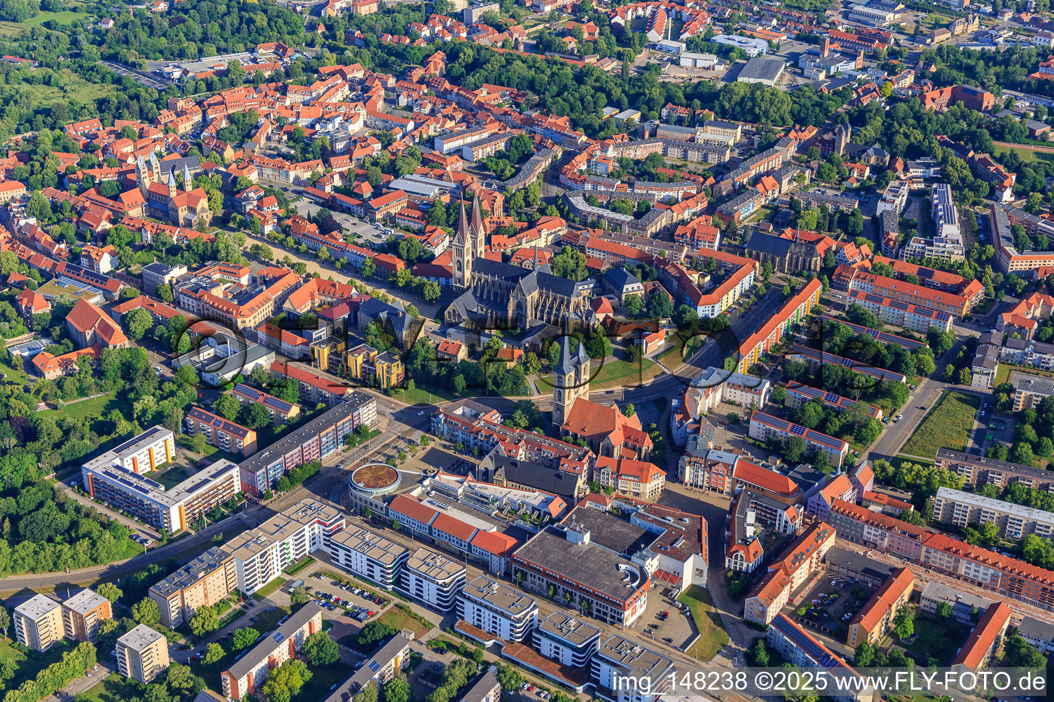 Vue aérienne de Hoher Weg x Marché aux poissons avec passages de l'hôtel de ville Halberstadt Église Saint-Martini sur Matiniplan, cathédrale et trésor de la cathédrale Halberstadt à le quartier Diocese Halberstadt in Halberstadt dans le département Saxe-Anhalt, Allemagne
