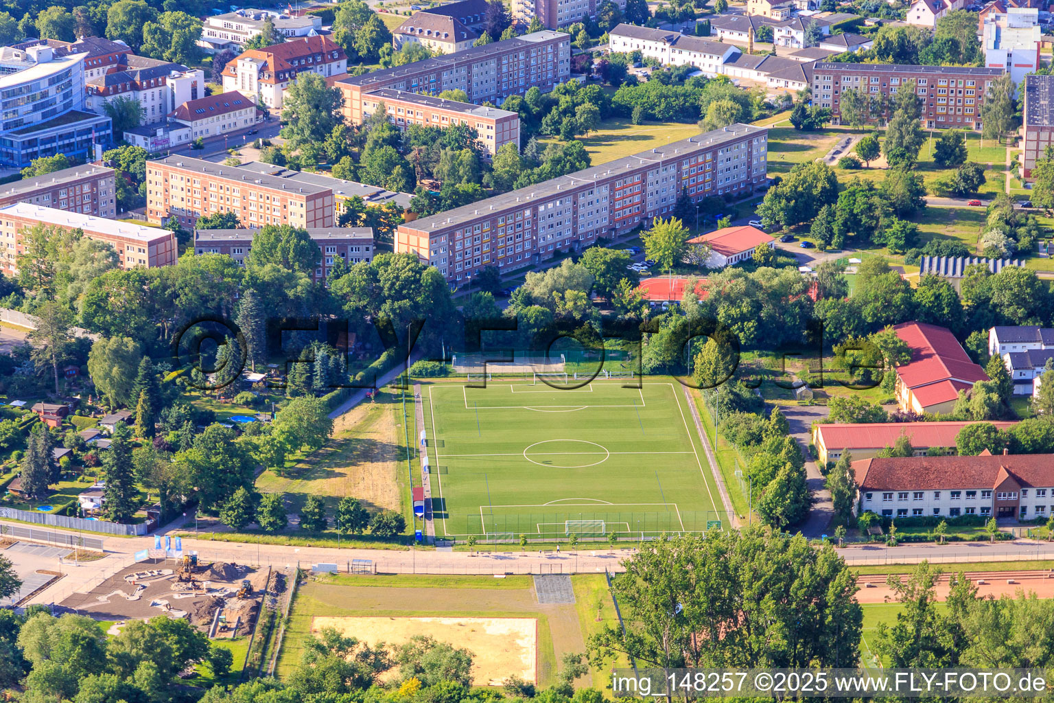 Vue aérienne de Terrain de football à l'école professionnelle à Quedlinburg dans le département Saxe-Anhalt, Allemagne