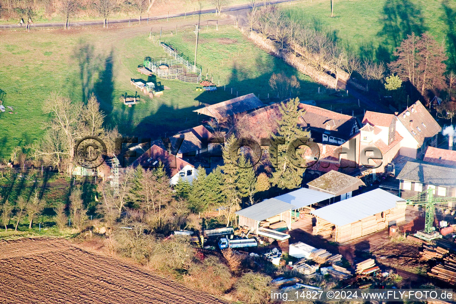 Moulin Schaidter à le quartier Schaidt in Wörth am Rhein dans le département Rhénanie-Palatinat, Allemagne du point de vue du drone