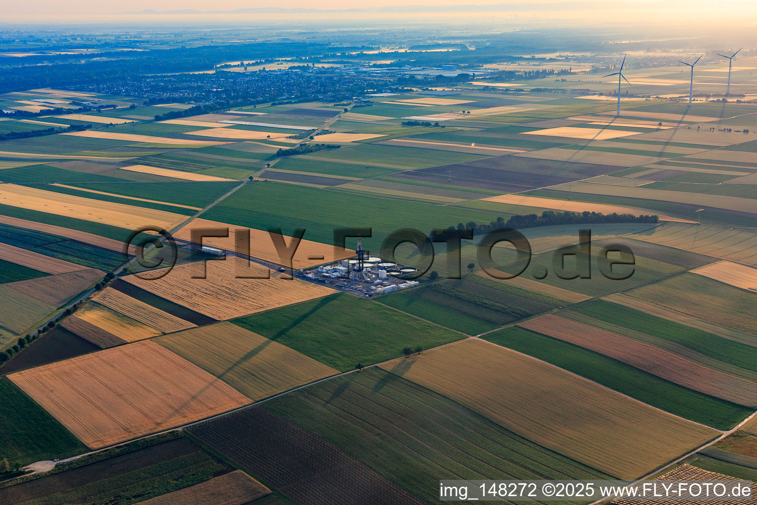 Site de forage de la plateforme de forage profond V20 de Vercana GmbH pour Vulcan Energy à Schleidberg, destinée à l'extraction d'énergie géothermique et de lithium. à Insheim dans le département Rhénanie-Palatinat, Allemagne hors des airs