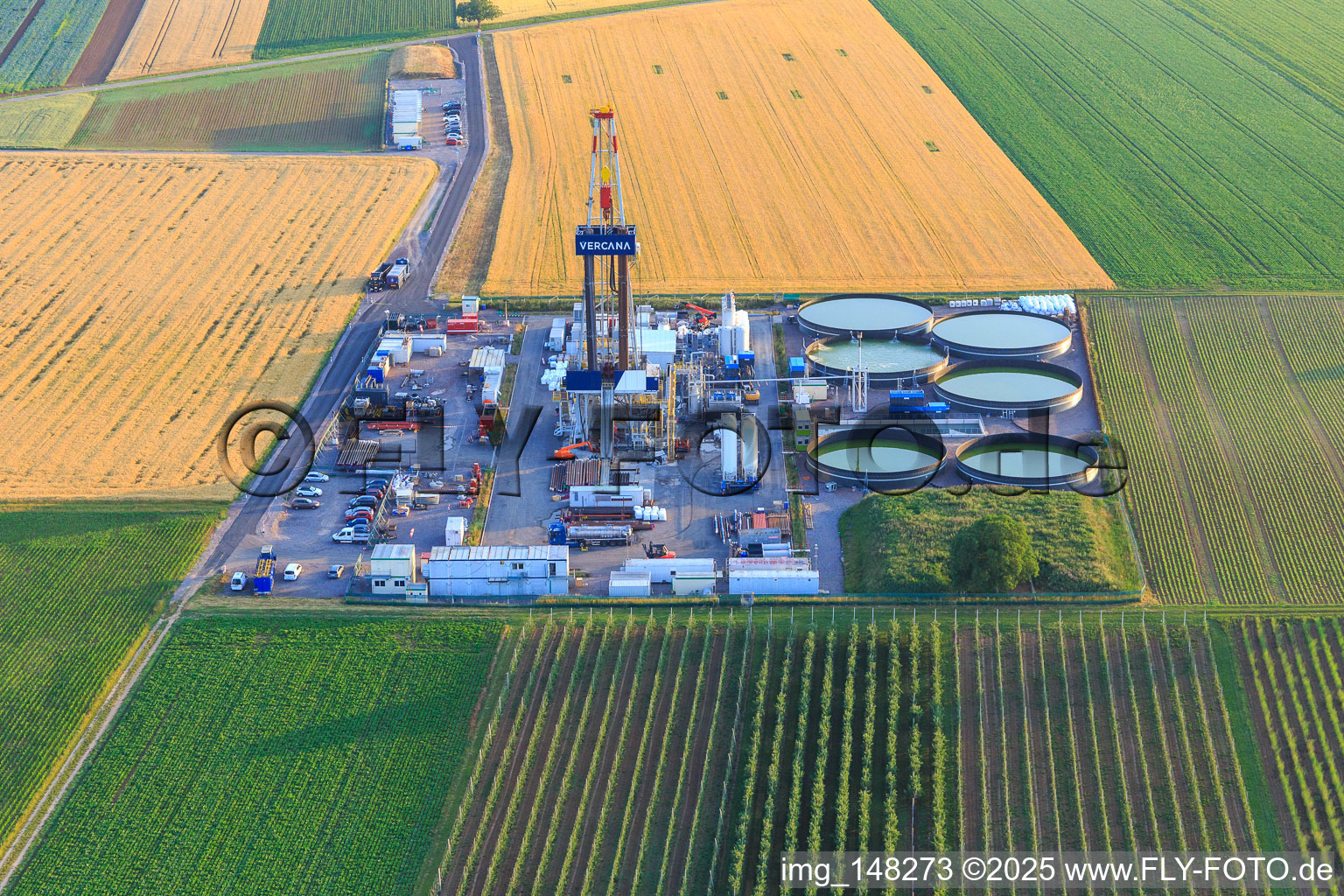 Site de forage de la plateforme de forage profond V20 de Vercana GmbH pour Vulcan Energy à Schleidberg, destinée à l'extraction d'énergie géothermique et de lithium. à Insheim dans le département Rhénanie-Palatinat, Allemagne vue d'en haut