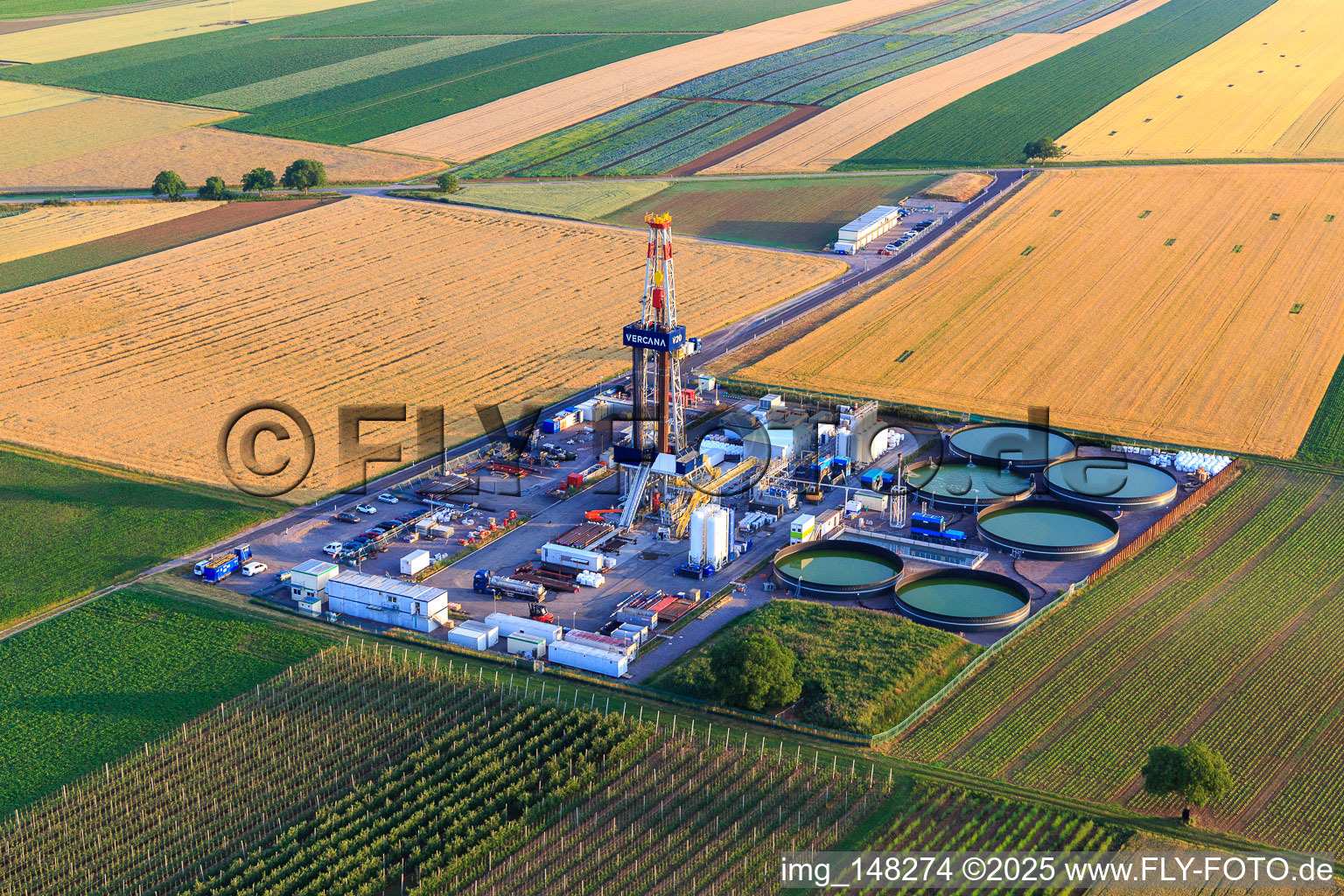 Site de forage de la plateforme de forage profond V20 de Vercana GmbH pour Vulcan Energy à Schleidberg, destinée à l'extraction d'énergie géothermique et de lithium. à Insheim dans le département Rhénanie-Palatinat, Allemagne depuis l'avion