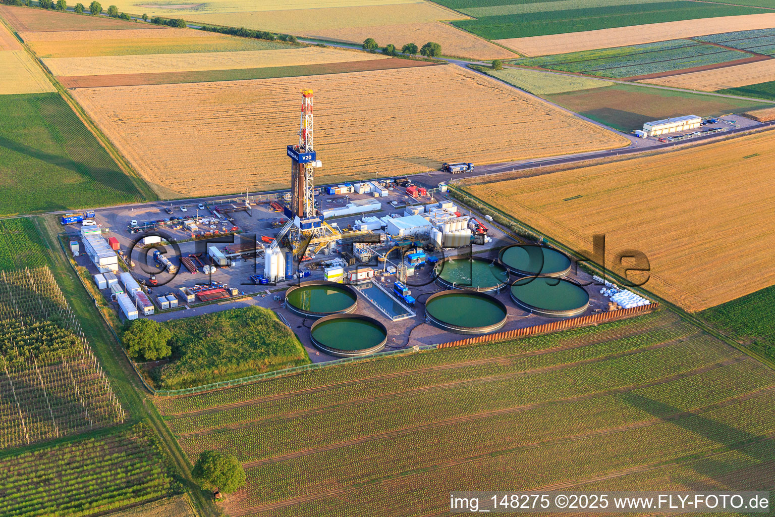 Vue d'oiseau de Site de forage de la plateforme de forage profond V20 de Vercana GmbH pour Vulcan Energy à Schleidberg, destinée à l'extraction d'énergie géothermique et de lithium. à Insheim dans le département Rhénanie-Palatinat, Allemagne