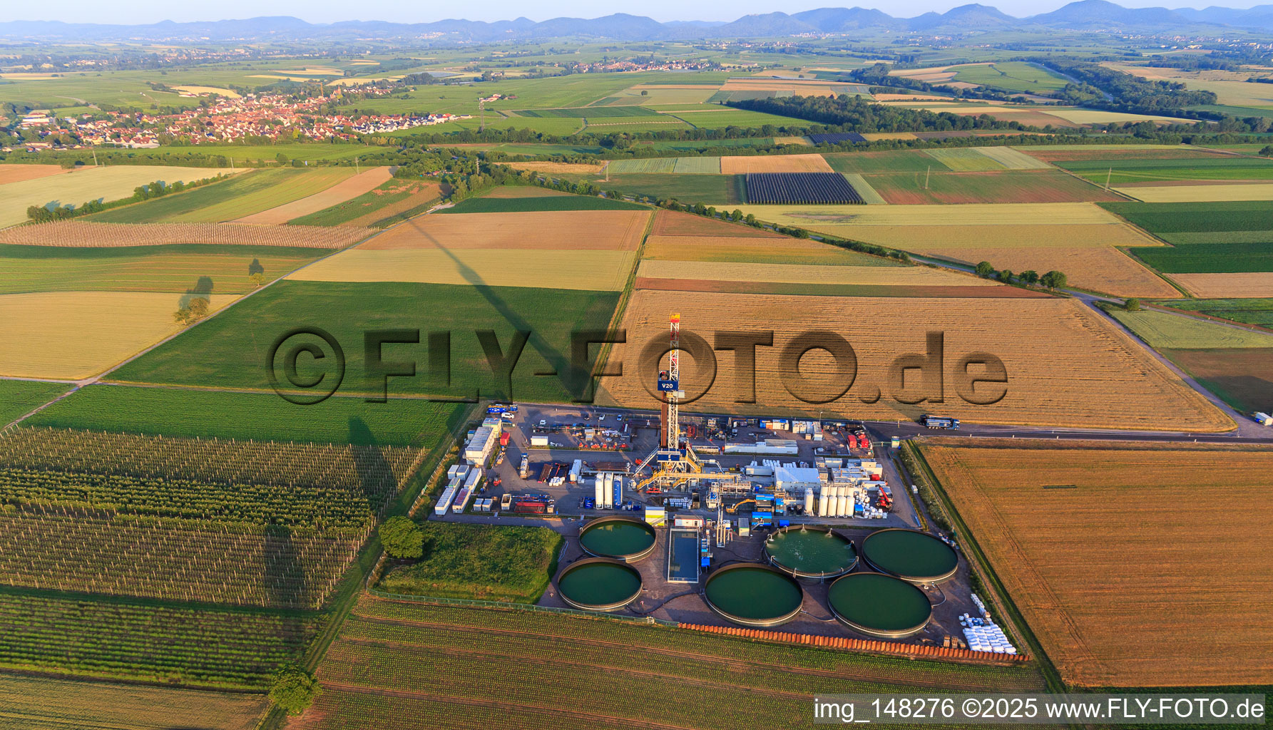 Site de forage de la plateforme de forage profond V20 de Vercana GmbH pour Vulcan Energy à Schleidberg, destinée à l'extraction d'énergie géothermique et de lithium. à Insheim dans le département Rhénanie-Palatinat, Allemagne vue du ciel