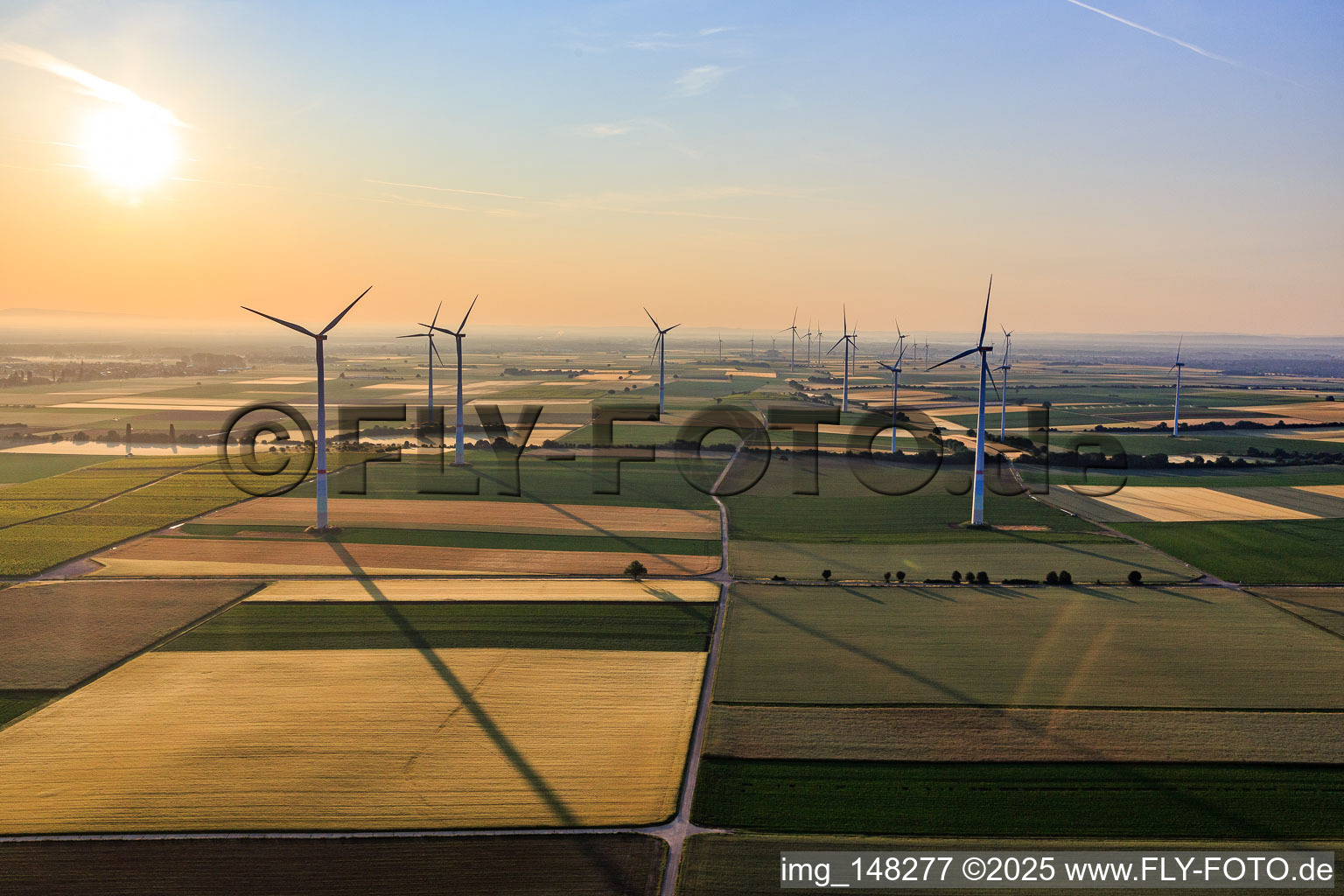 Vue aérienne de Parc éolien Offenbach de Pfalzwind depuis l'ouest le matin à le quartier Offenbach in Offenbach an der Queich dans le département Rhénanie-Palatinat, Allemagne