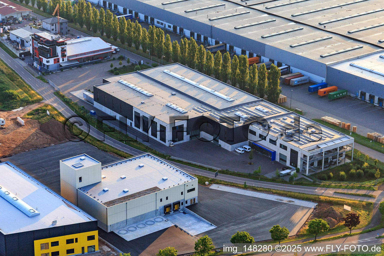 Vue aérienne de EMUK GmbH Machine Tools, Cornexo GmbH Offenbach et Südpfalzwerkstatt dans l'Interpark à le quartier Offenbach in Offenbach an der Queich dans le département Rhénanie-Palatinat, Allemagne