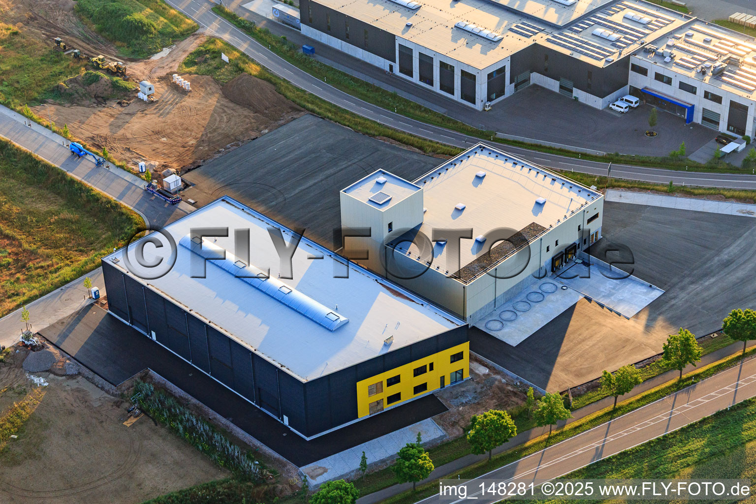 Photographie aérienne de EMUK GmbH Machine Tools, Cornexo GmbH Offenbach et Südpfalzwerkstatt dans l'Interpark à le quartier Offenbach in Offenbach an der Queich dans le département Rhénanie-Palatinat, Allemagne