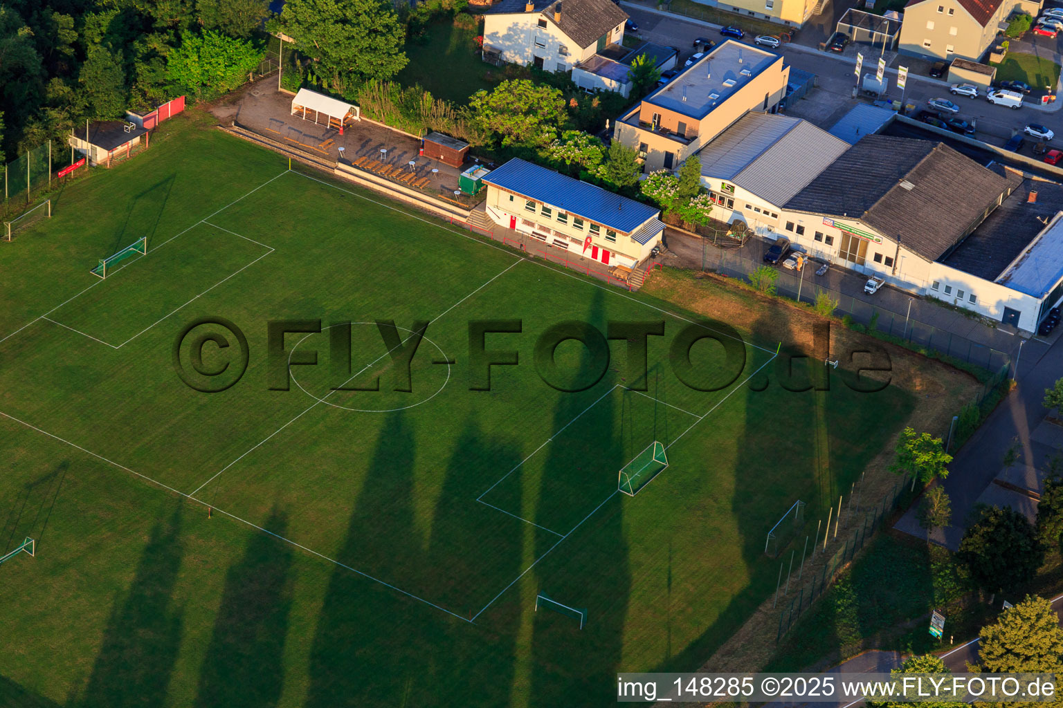 Vue aérienne de Terrain de football à le quartier Offenbach in Offenbach an der Queich dans le département Rhénanie-Palatinat, Allemagne