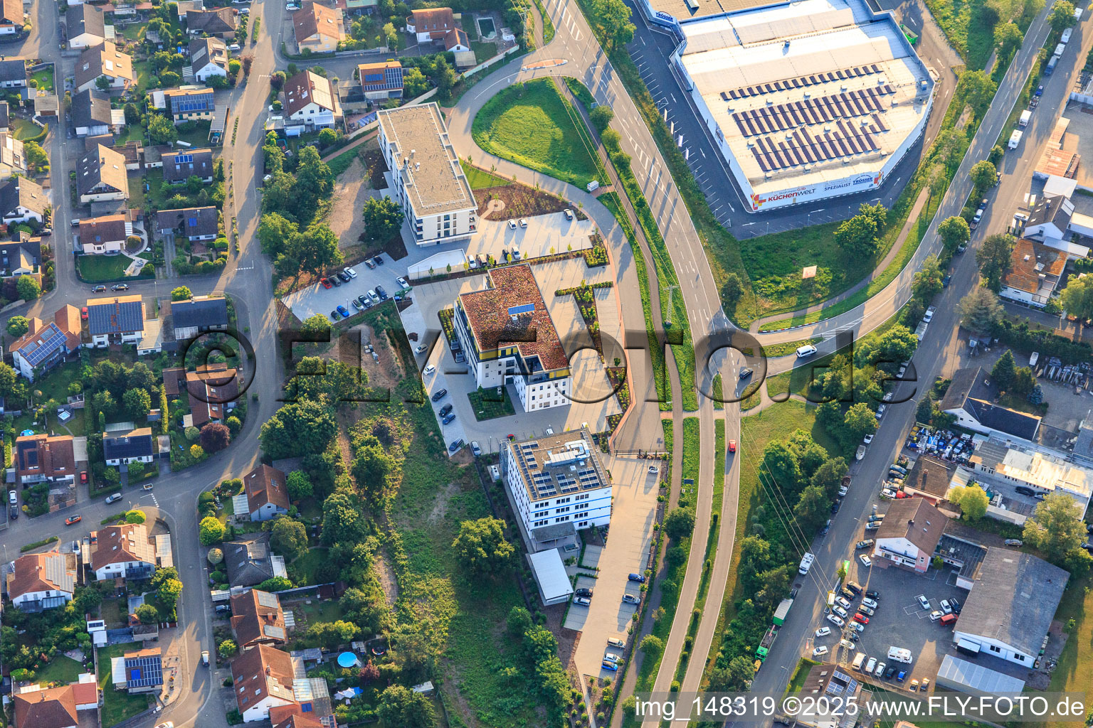 Vue aérienne de Immeuble de bureaux de BRANDMAUER IT GmbH et centre médical Teampraxis Bellheim avec Sonnen-Apotheke à Bellheim dans le département Rhénanie-Palatinat, Allemagne