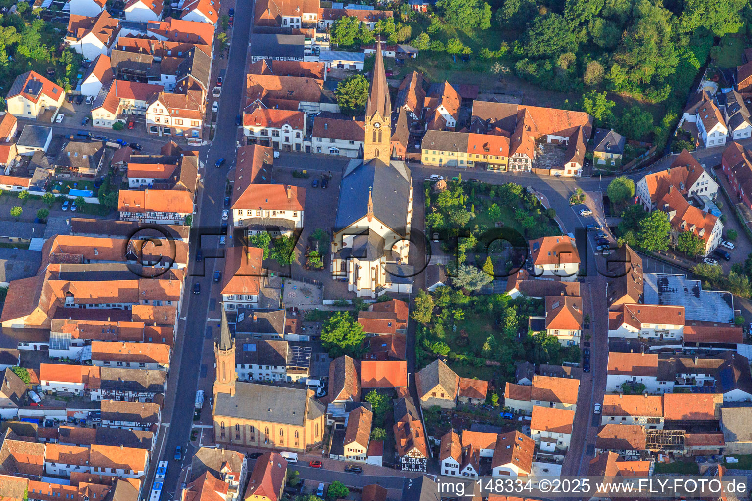 Vue aérienne de Église catholique Saint-Nicolas et église protestante Bellheim sur Hauptstr à Bellheim dans le département Rhénanie-Palatinat, Allemagne