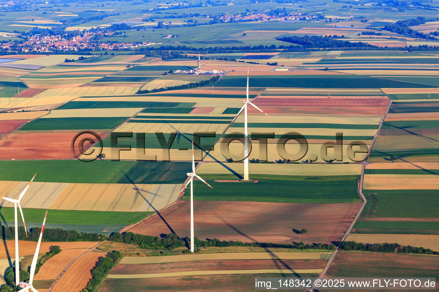 Enregistrement par drone de Site de forage de la plateforme de forage profond V20 de Vercana GmbH pour Vulcan Energy à Schleidberg, destinée à l'extraction d'énergie géothermique et de lithium. à Insheim dans le département Rhénanie-Palatinat, Allemagne
