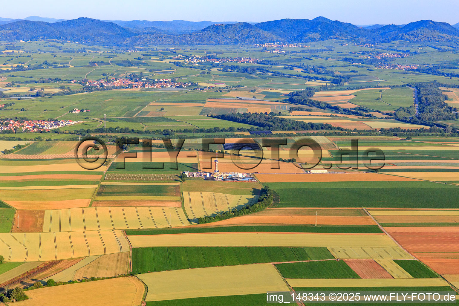 Image drone de Site de forage de la plateforme de forage profond V20 de Vercana GmbH pour Vulcan Energy à Schleidberg, destinée à l'extraction d'énergie géothermique et de lithium. à Insheim dans le département Rhénanie-Palatinat, Allemagne