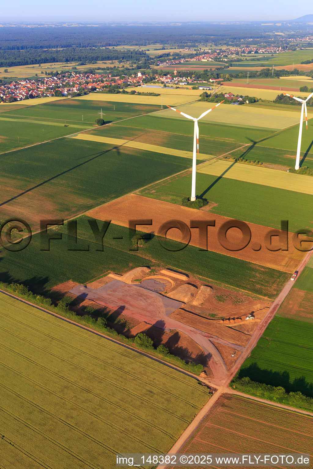 Photographie aérienne de Modernisation du parc éolien de Minfeld. JUWI remplace quatre turbines plus anciennes (GE 1.5) datant de 2004 par deux nouvelles turbines Vestas V162 modernes, d'une capacité de six mégawatts chacune. à Kandel dans le département Rhénanie-Palatinat, Allemagne