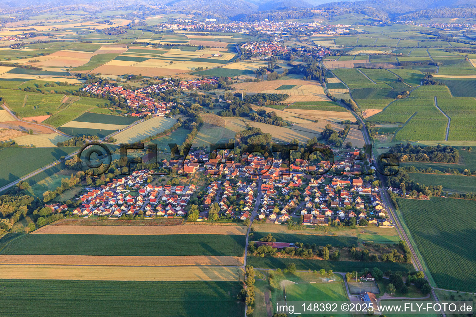 Vue oblique de Vue du village depuis l'est à Barbelroth dans le département Rhénanie-Palatinat, Allemagne