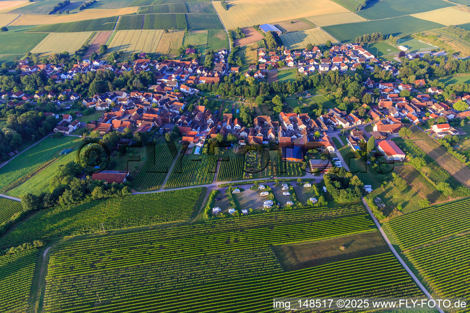 Photographie aérienne de Vue du village le matin depuis le nord avec le parking des mobil-homes du Weinhaus Geiger à Dierbach dans le département Rhénanie-Palatinat, Allemagne