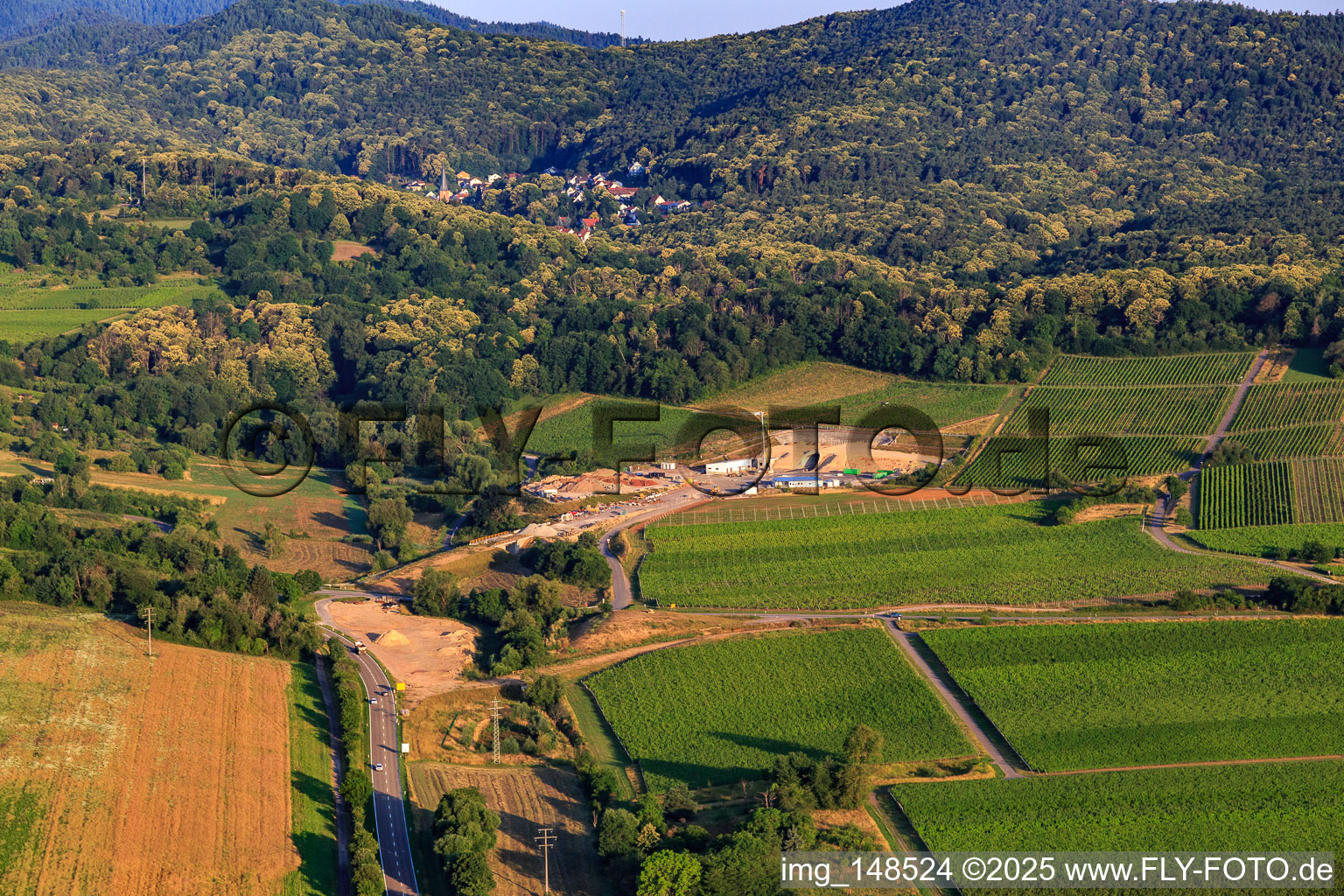 Chantier de construction du portail est du tunnel Astrid pour le passage souterrain et le contournement de Bad Bergzabern entre la B38 (Weinstraße) et la B427 (Kurtalstraße) à Dörrenbach dans le département Rhénanie-Palatinat, Allemagne vue du ciel