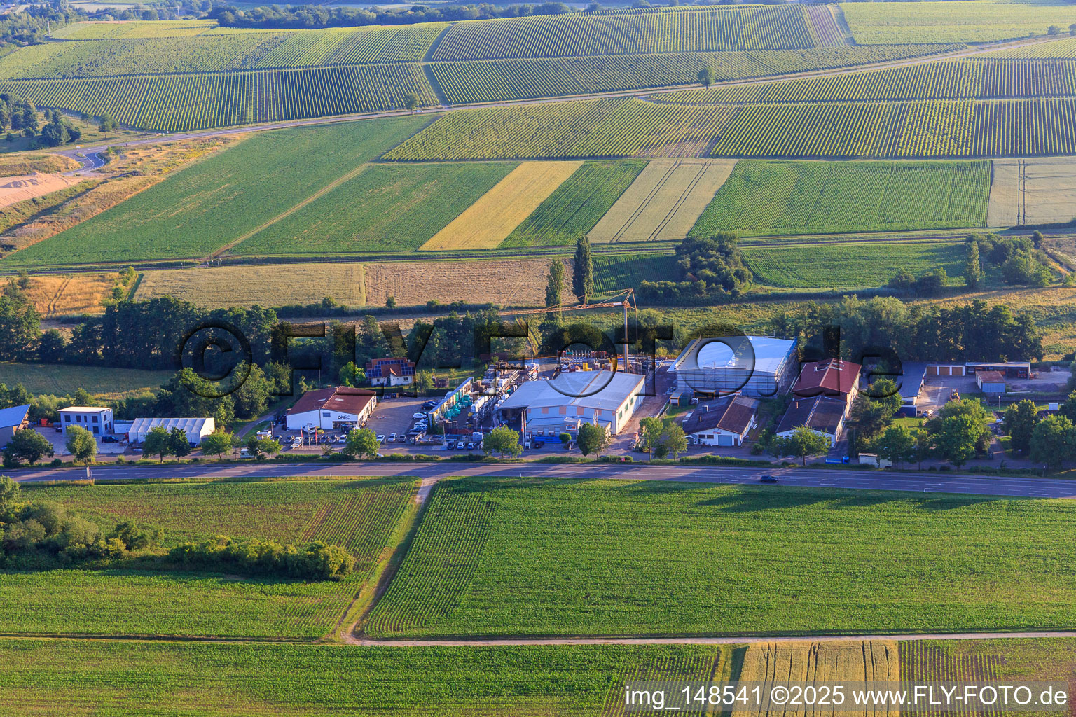 Vue aérienne de Zone commerciale Brückwiesenstraße avec Philipp Öhl Kfz-Handwerk GmbH, Union Bauzentrum Hornbach BZA-Kapellen et magasin de meubles naturels Heinrich à le quartier Kapellen in Kapellen-Drusweiler dans le département Rhénanie-Palatinat, Allemagne