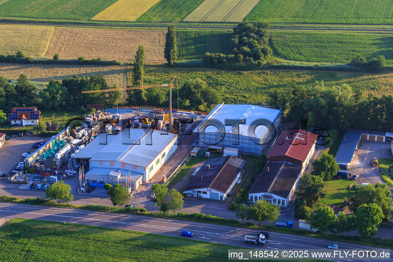 Vue aérienne de Zone commerciale Brückwiesenstraße avec Union Bauzentrum Hornbach BZA-Kapellen et magasin de meubles naturels Heinrich à le quartier Kapellen in Kapellen-Drusweiler dans le département Rhénanie-Palatinat, Allemagne