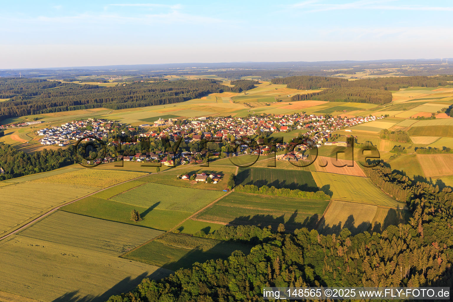 Vue aérienne de Vue du village depuis l'est à Bösingen dans le département Bade-Wurtemberg, Allemagne