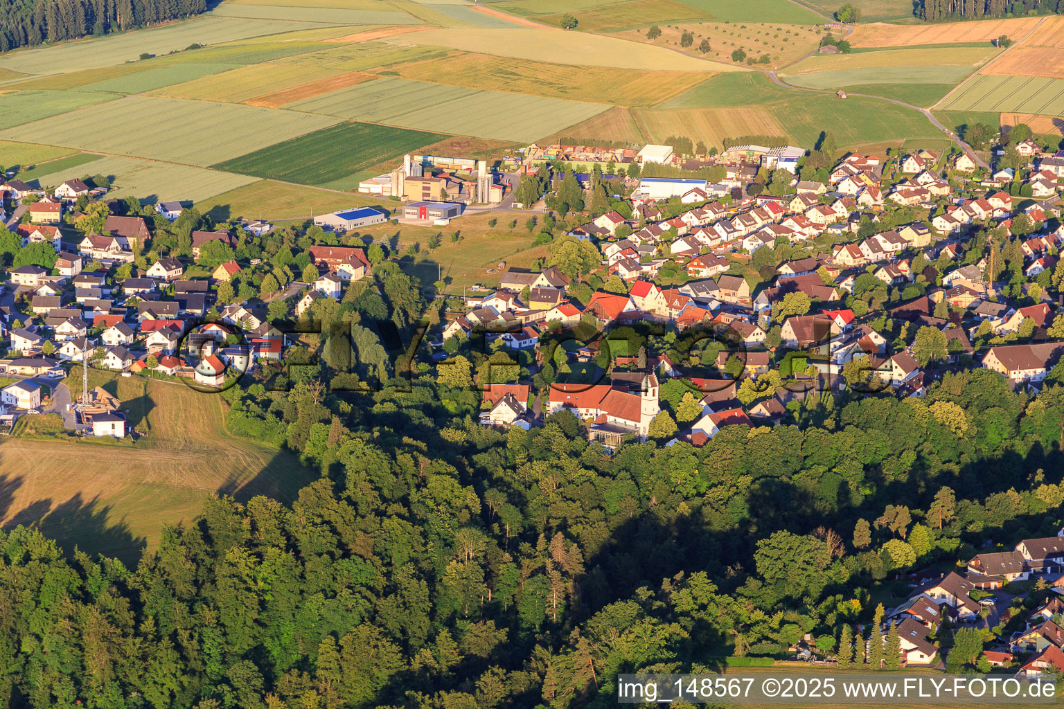 Vue aérienne de Dormitoire avec l'église Saint-Jacques à le quartier Herrenzimmern in Bösingen dans le département Bade-Wurtemberg, Allemagne