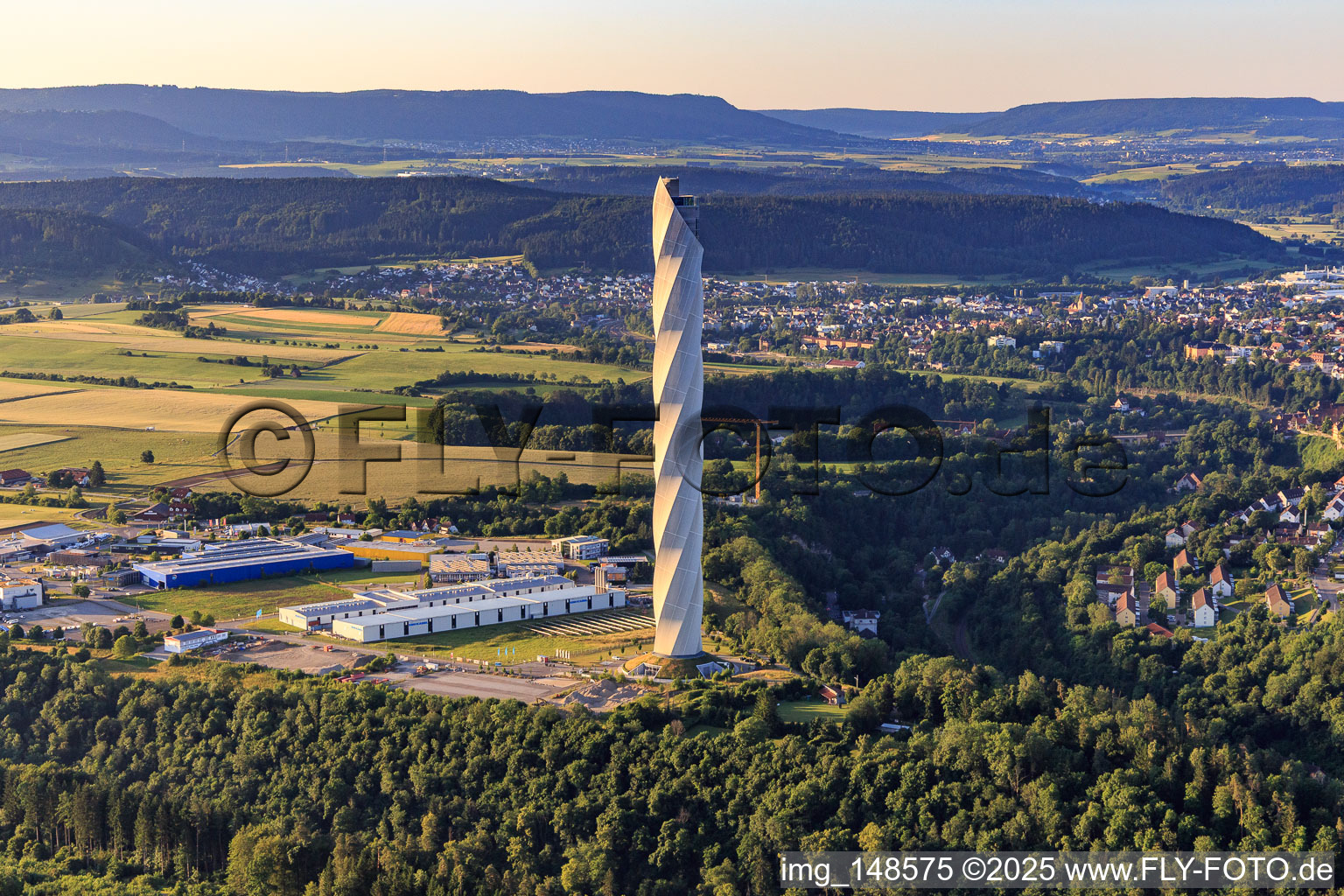 Vue aérienne de Tour d'essai d'ascenseur TK : Tour d'essai d'ascenseur avec membrane de façade torsadée, 12 cages d'ascenseur et plate-forme d'observation avec à Rottweil dans le département Bade-Wurtemberg, Allemagne