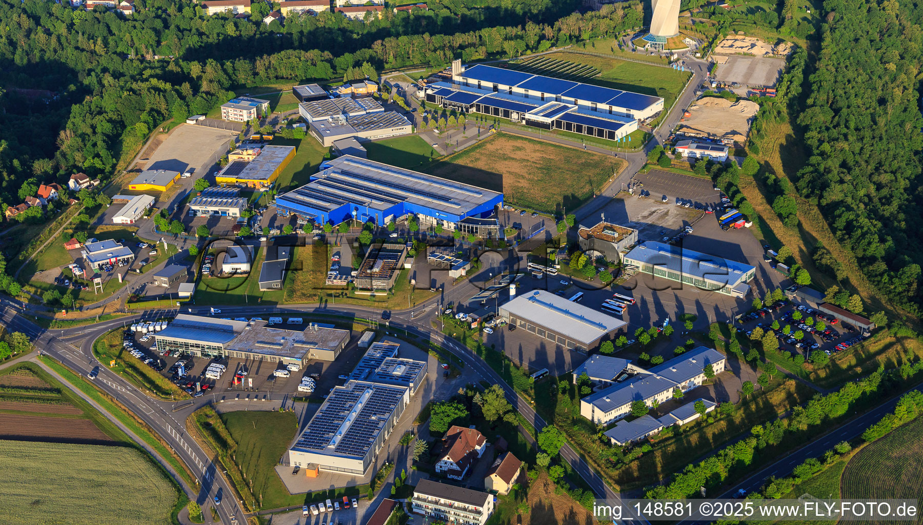 Vue aérienne de Parc industriel de Berner Feld avec AMR GmbH, centre logistique XBK-KABEL, CARSIG GmbH et Kirch – engineering and products GmbH à Rottweil dans le département Bade-Wurtemberg, Allemagne