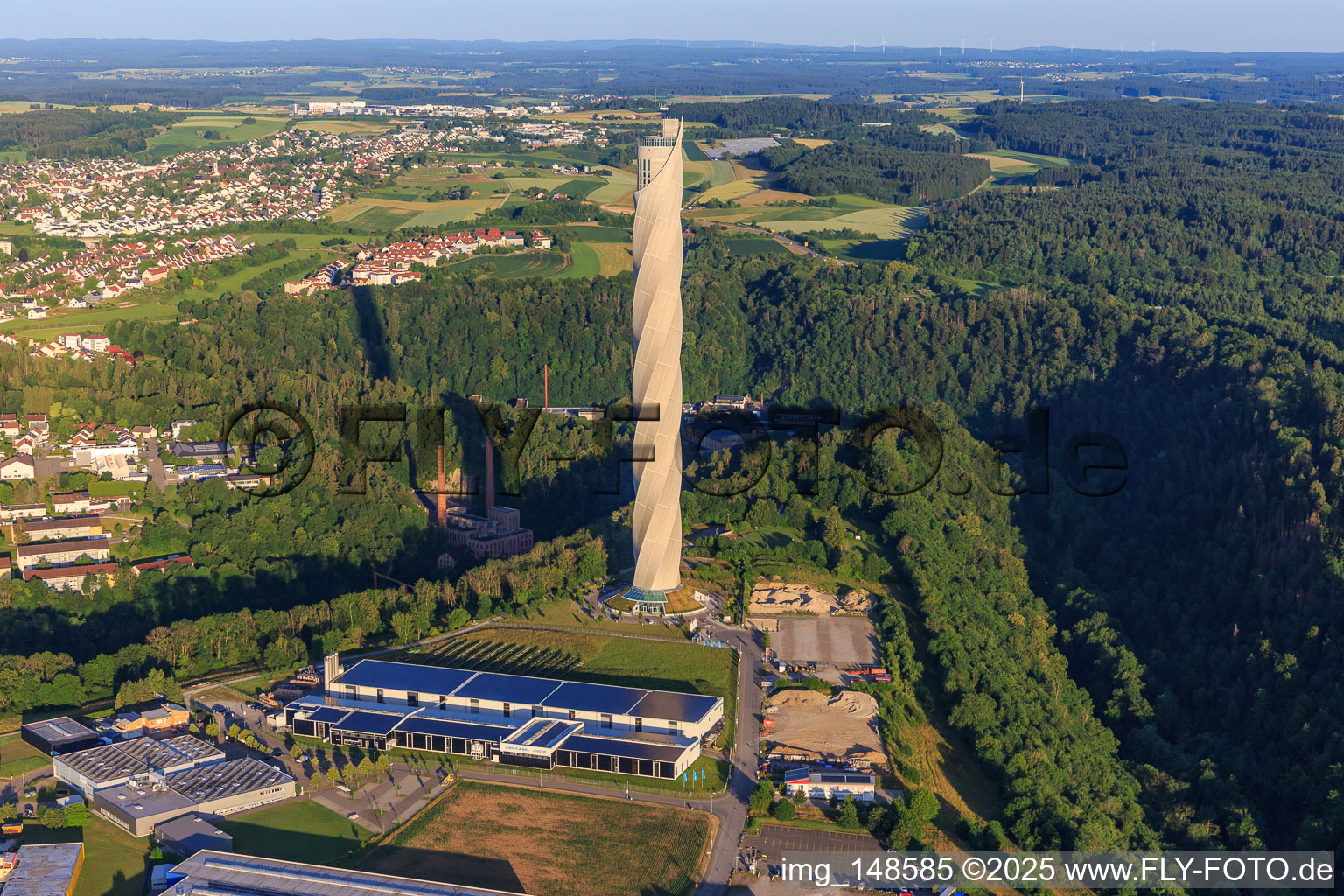 Vue aérienne de Tour d'essai d'ascenseur TK : Tour d'essai d'ascenseur avec membrane de façade torsadée, 12 cages d'ascenseur et terrasse d'observation avec vue panoramique et centre logistique XBK-KABEL à Rottweil dans le département Bade-Wurtemberg, Allemagne