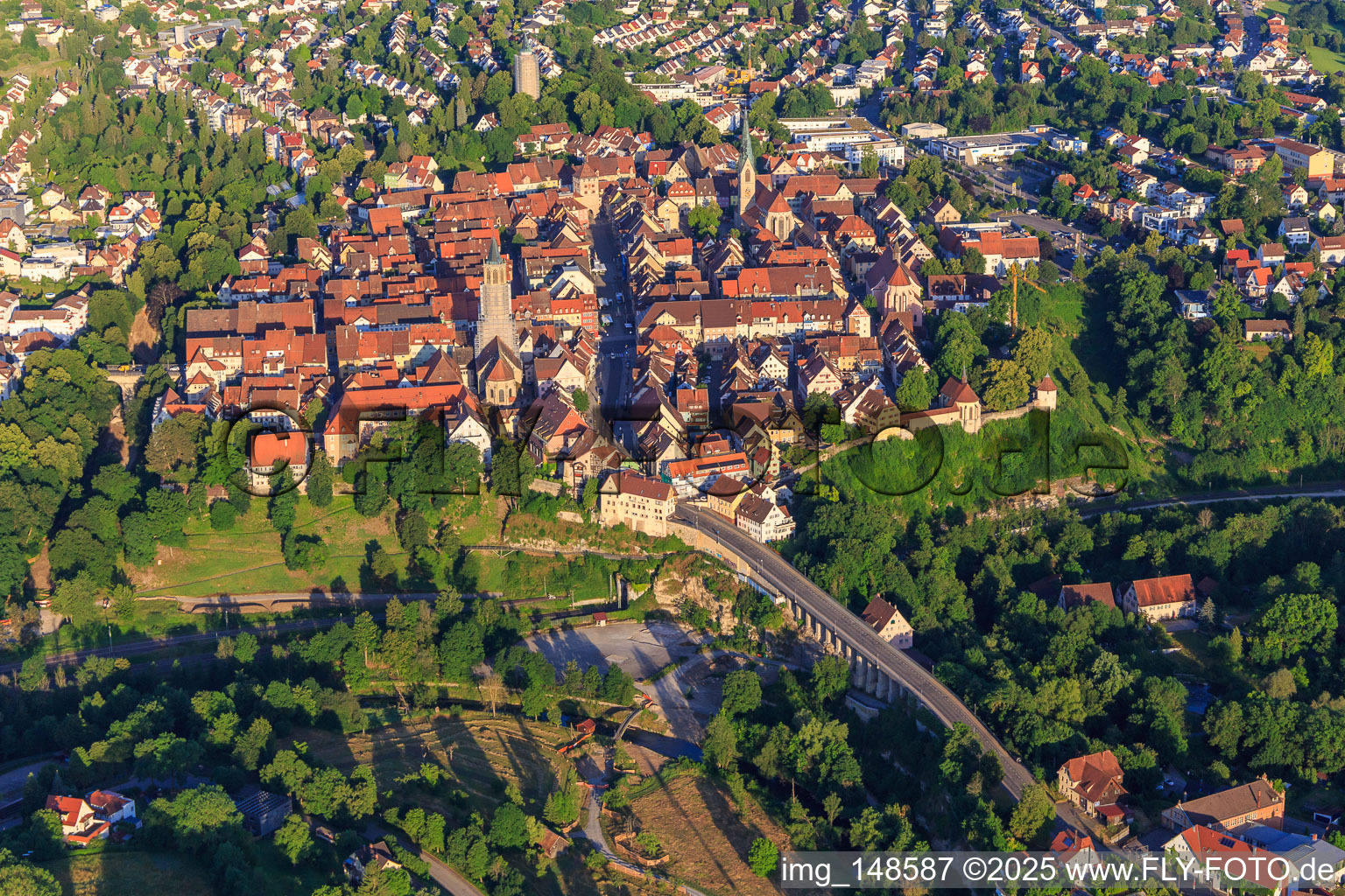 Vue aérienne de Vieille ville historique vue de l'est avec la rue principale et l'église-chapelle à Rottweil dans le département Bade-Wurtemberg, Allemagne