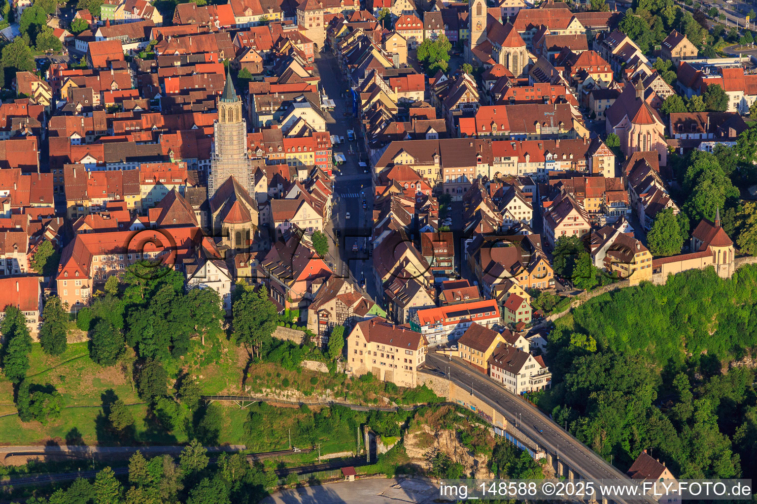 Vue aérienne de Vieille ville historique vue de l'est avec la rue principale et l'église-chapelle à Rottweil dans le département Bade-Wurtemberg, Allemagne