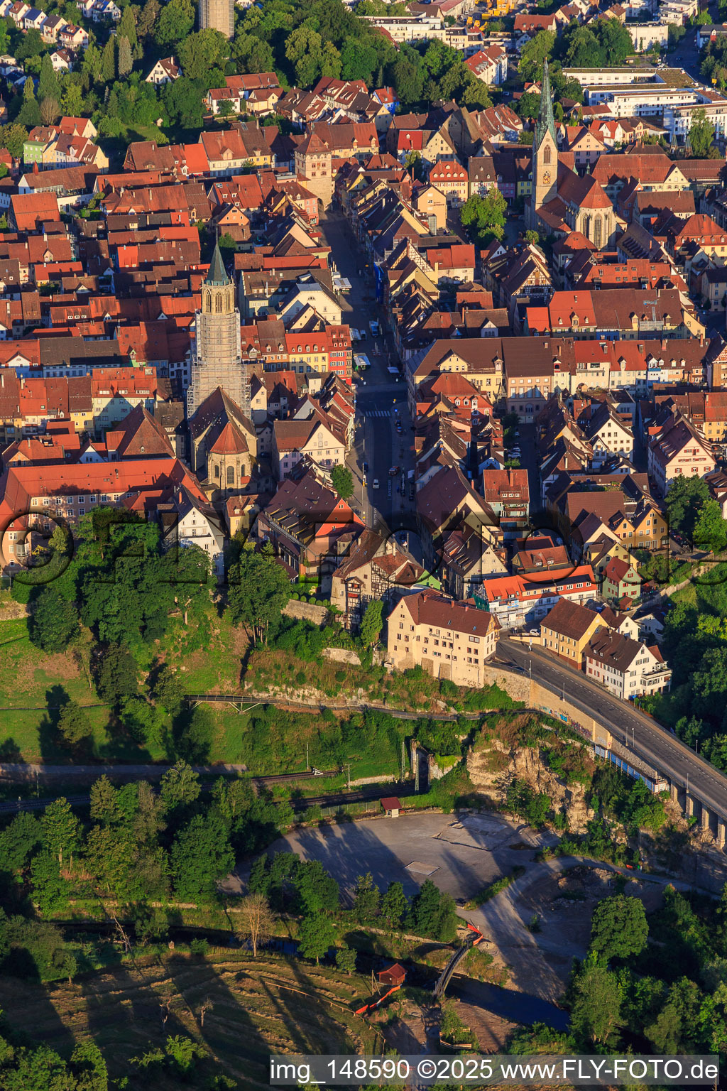 Photographie aérienne de Vieille ville historique vue de l'est avec la rue principale et l'église-chapelle à Rottweil dans le département Bade-Wurtemberg, Allemagne