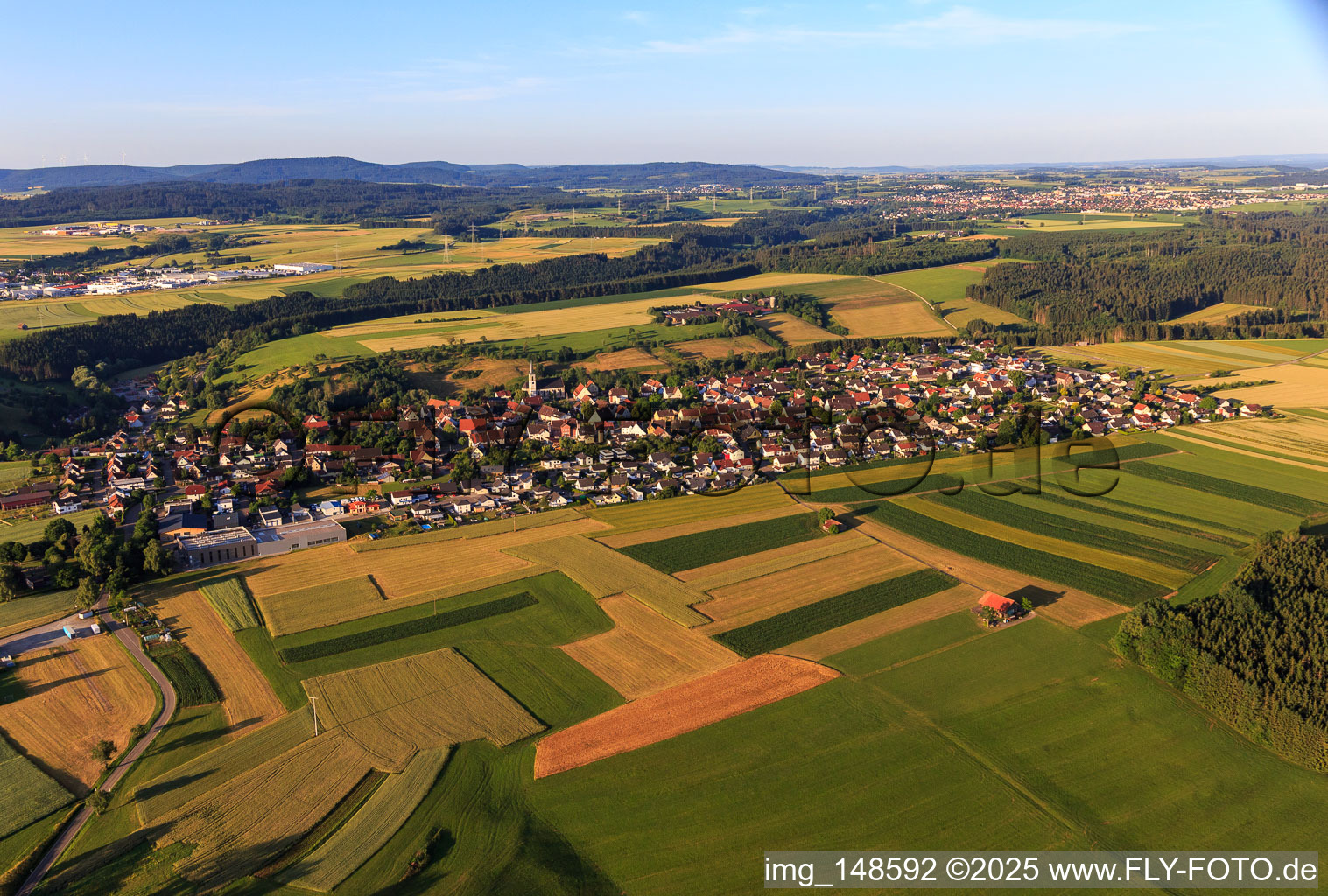 Vue aérienne de Vue du village depuis le nord à le quartier Aixheim in Aldingen dans le département Bade-Wurtemberg, Allemagne