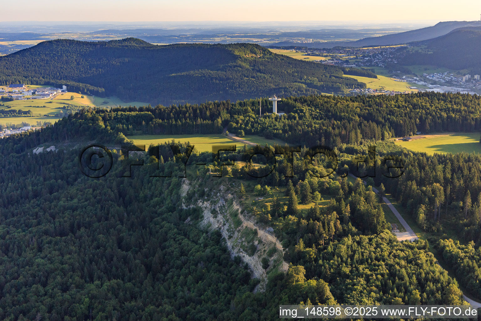 Vue aérienne de Tour radar du contrôle aérien allemand à Wißen Kreuz à Gosheim dans le département Bade-Wurtemberg, Allemagne