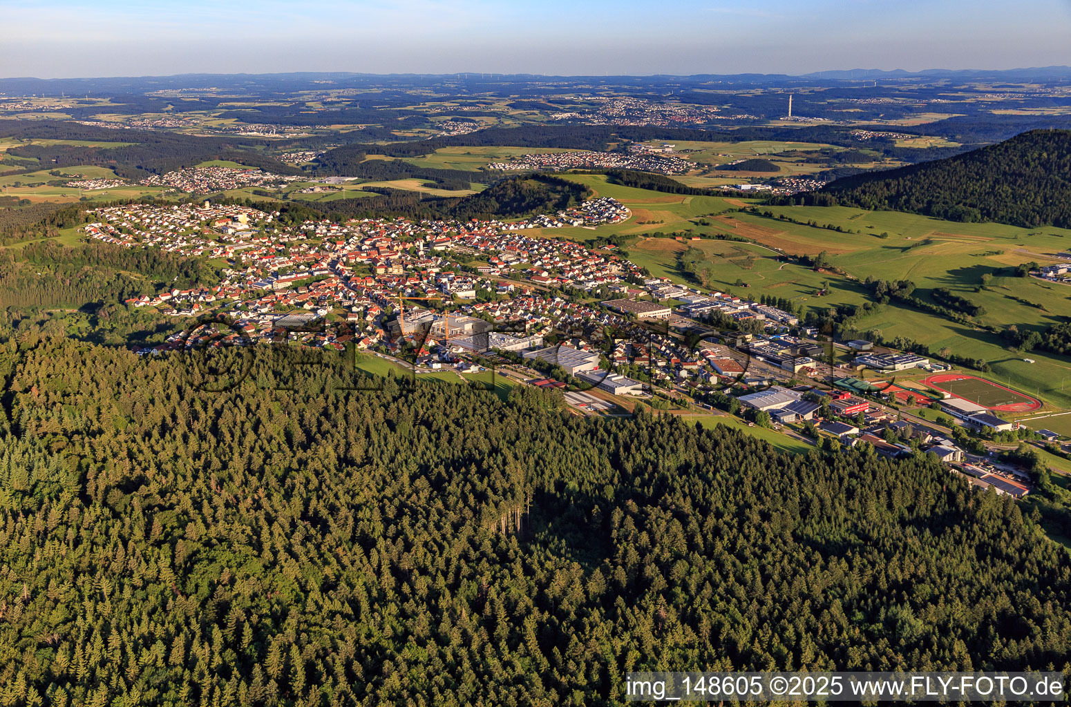 Vue aérienne de Vue de la ville depuis l'est à Gosheim dans le département Bade-Wurtemberg, Allemagne