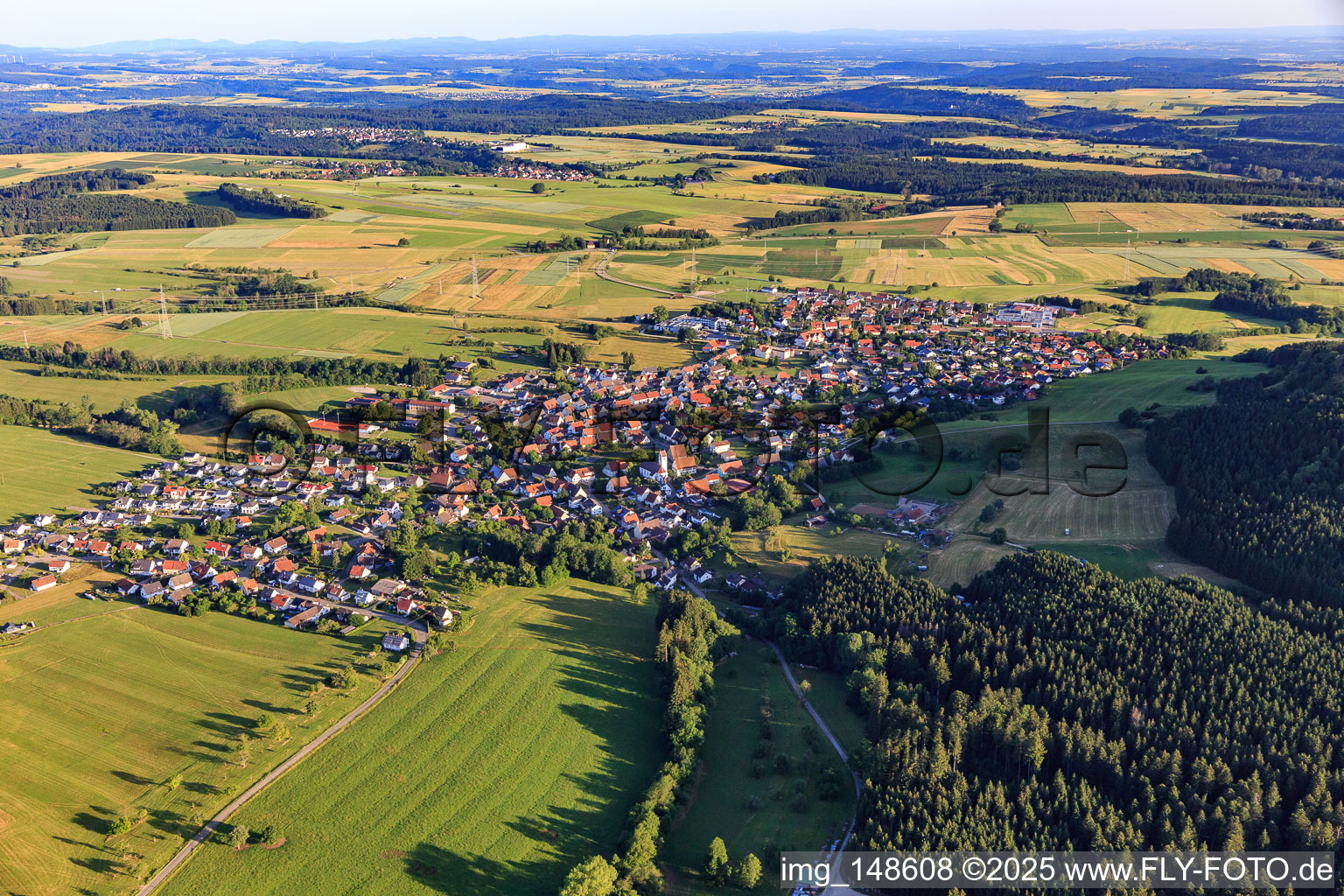Vue aérienne de Vue du sud-est à le quartier Schörzingen in Schömberg dans le département Bade-Wurtemberg, Allemagne