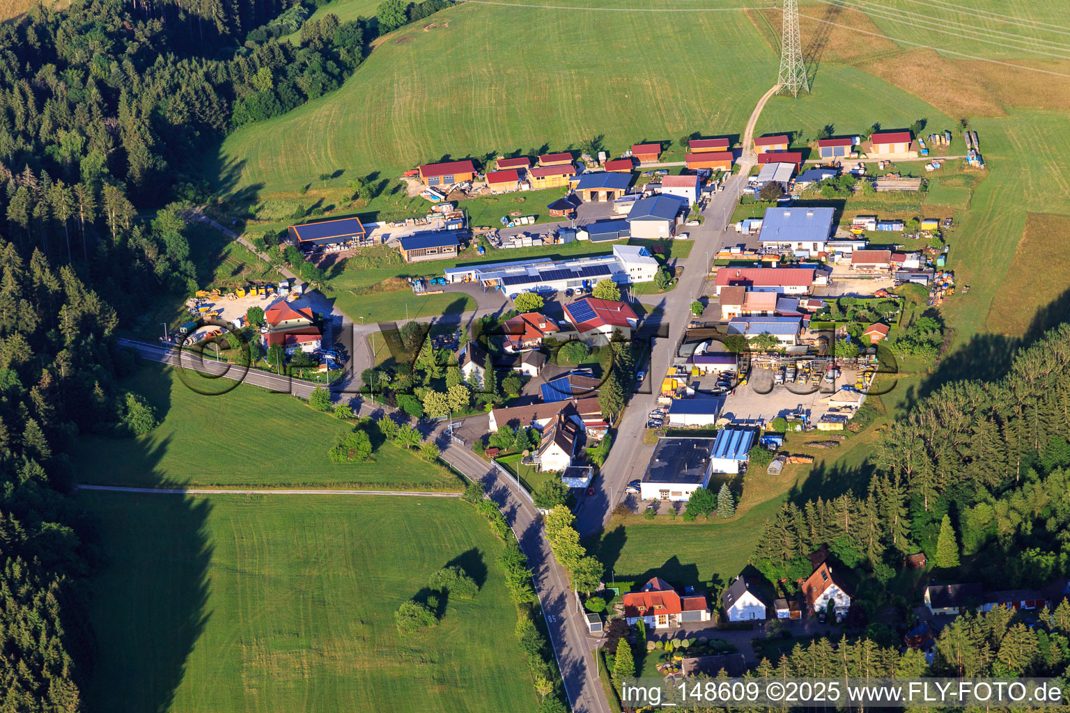 Vue aérienne de Zone industrielle Siemensstraße avec Albrecht GmbH et THS-Transformatoren Franz Hölsch GmbH à le quartier Schörzingen in Schömberg dans le département Bade-Wurtemberg, Allemagne