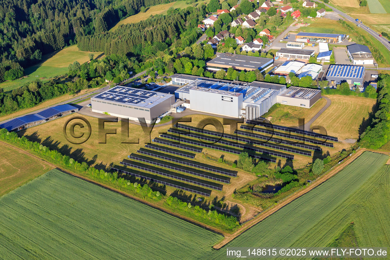 Vue aérienne de Installation photovoltaïque en plein air dans la zone industrielle d'Eferenstraße avec rio-sys et Gebr. Schwarz GmbH à le quartier Neukirch in Rottweil dans le département Bade-Wurtemberg, Allemagne