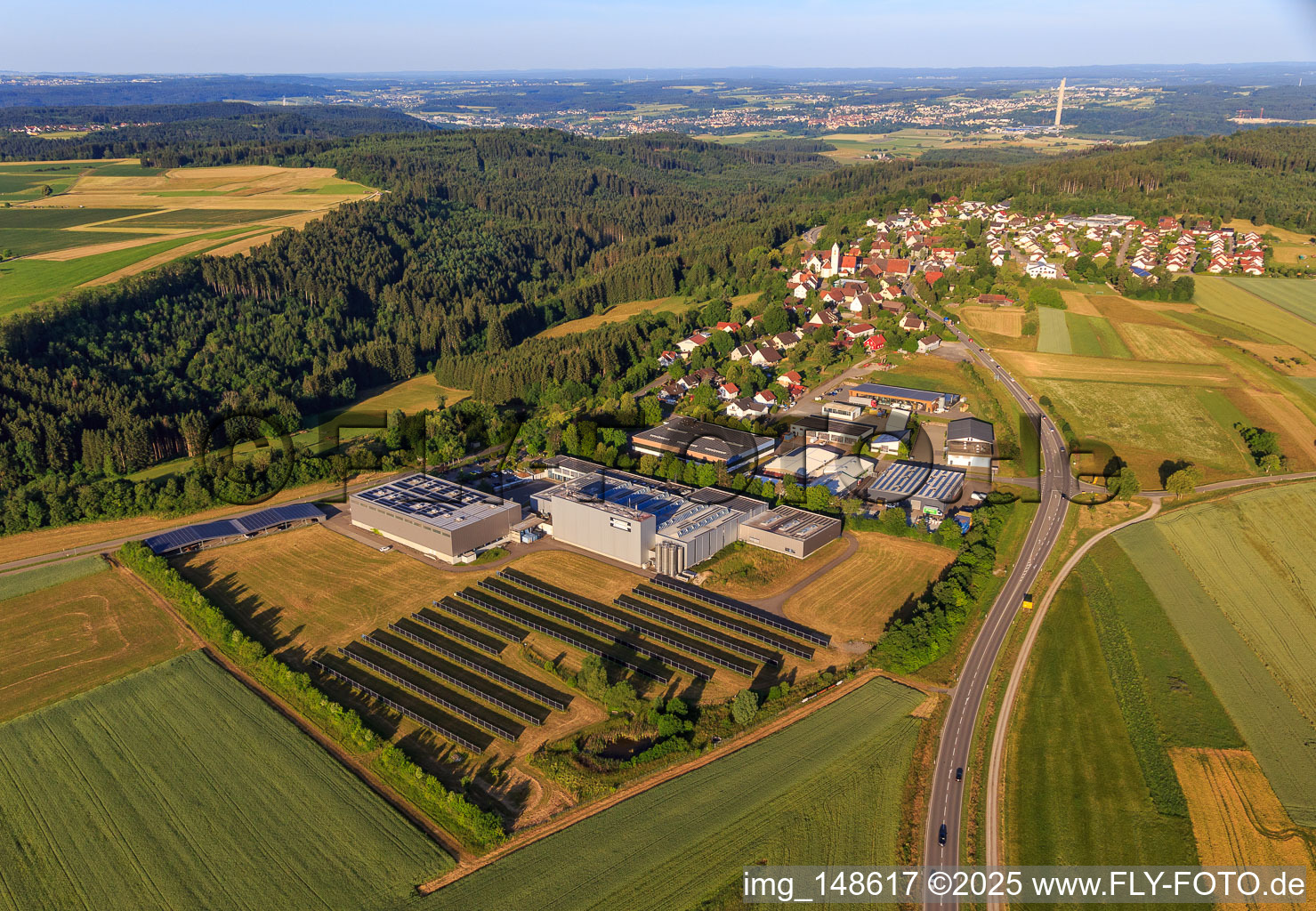 Vue aérienne de Installation photovoltaïque en plein air dans la zone industrielle d'Eferenstraße avec rio-sys et Gebr. Schwarz GmbH à le quartier Neukirch in Rottweil dans le département Bade-Wurtemberg, Allemagne